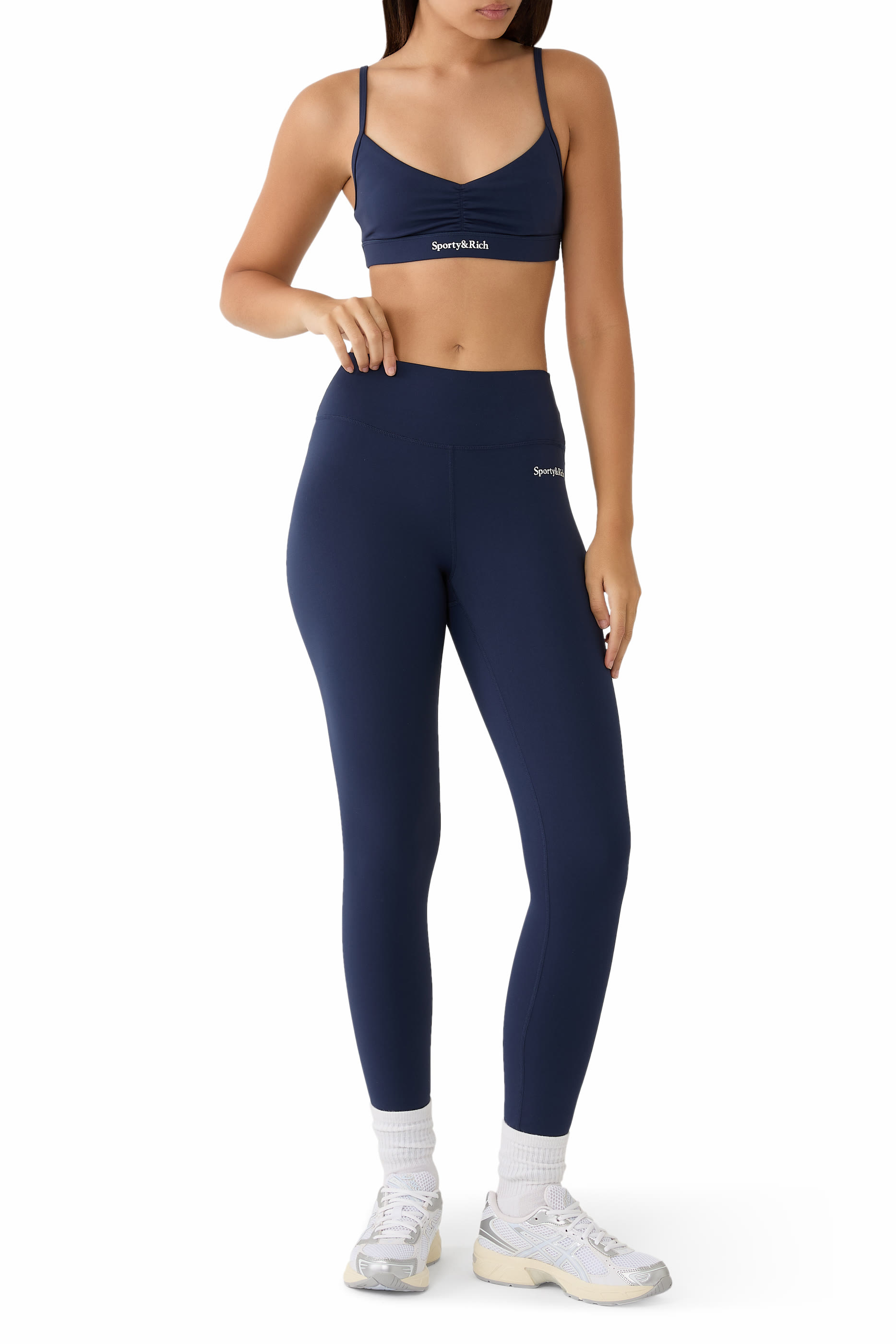 حمالة صدر رياضية بشعار الماركة بخط سيريف