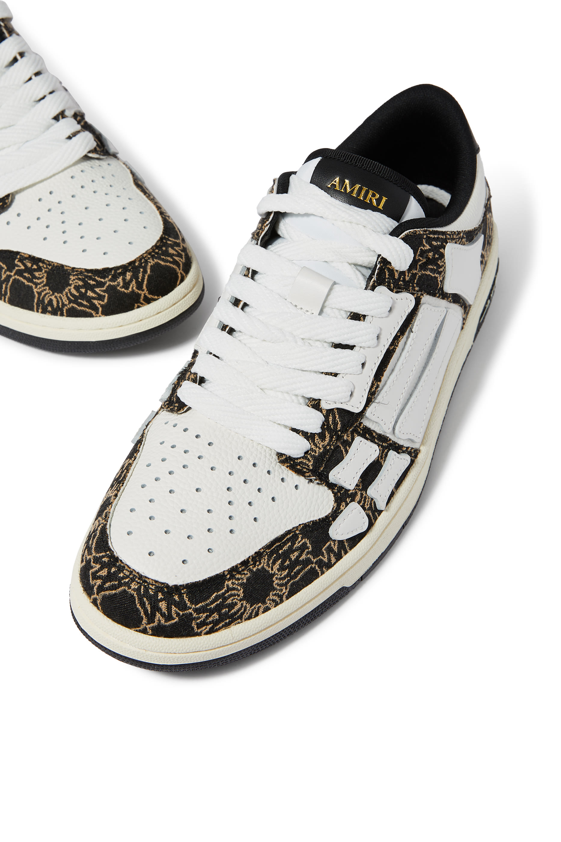 سنيكرز ما كواد برقع على شكل هيكل عظمي جلد وقنب