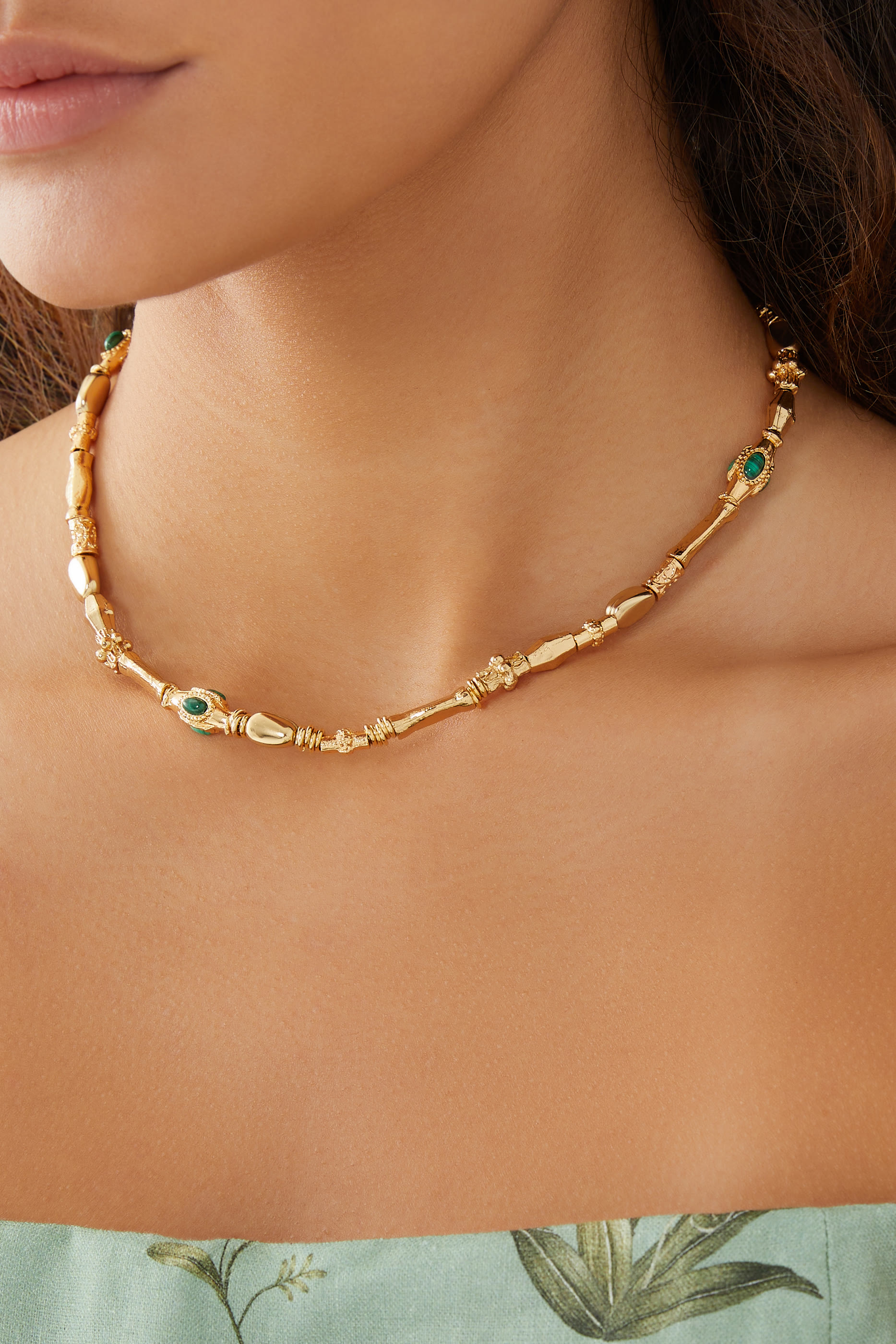 قلادة كالي بطلاء ذهبي وخرز كابوشون ملاكيت