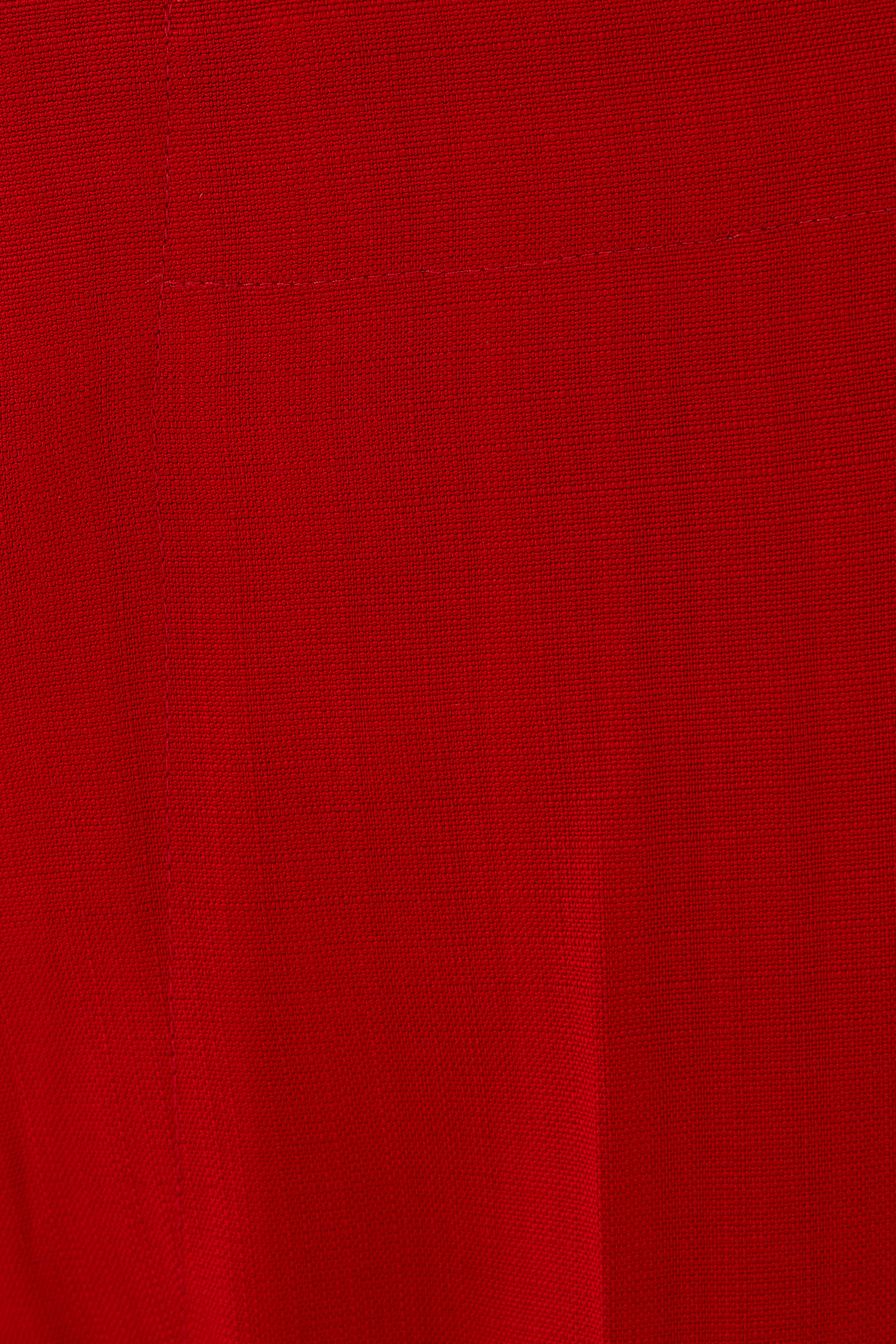 بنطال بقصة ساق ضيقة بإتجاه الأسفل