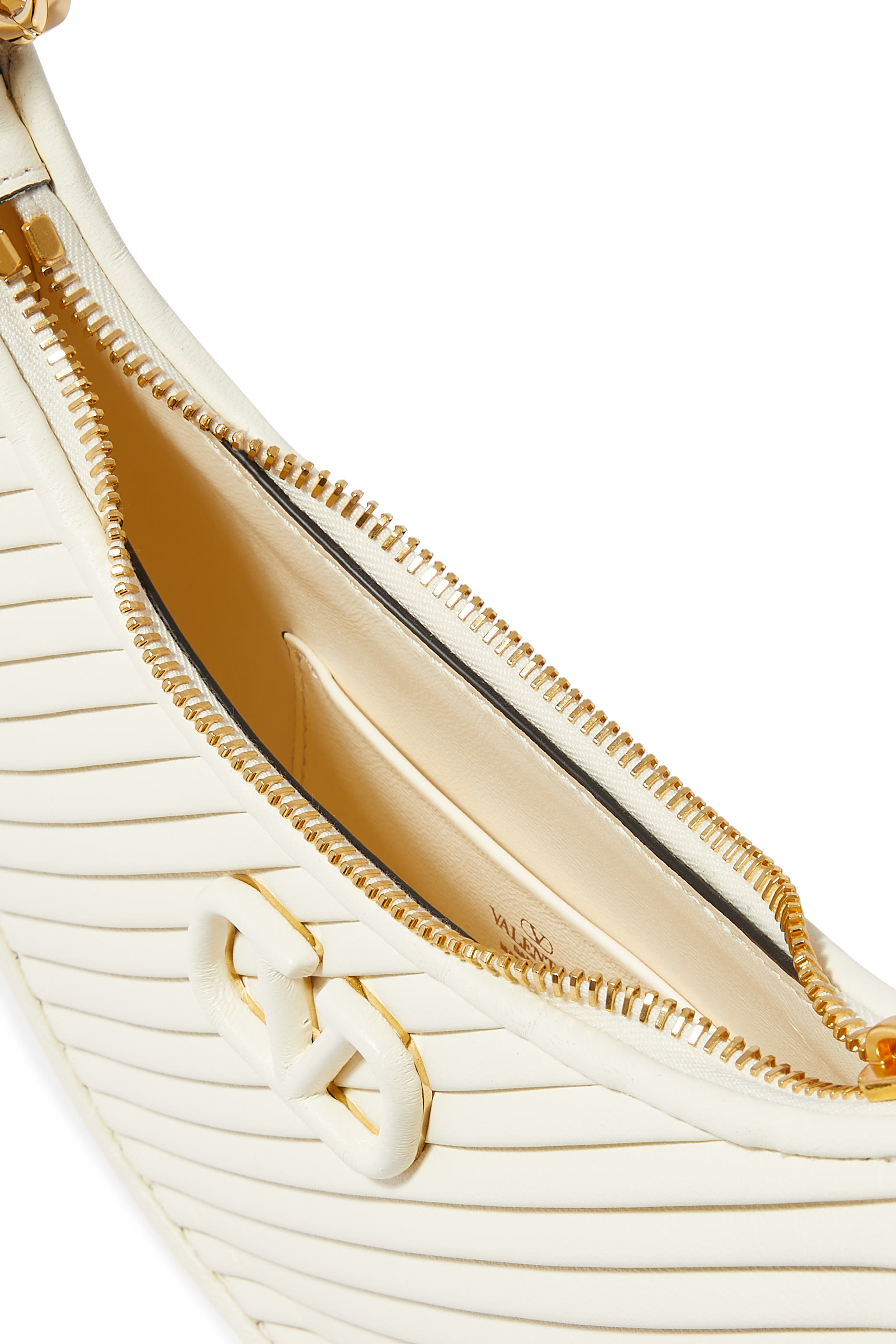 حقيبة صغيرة بشعار الماركة