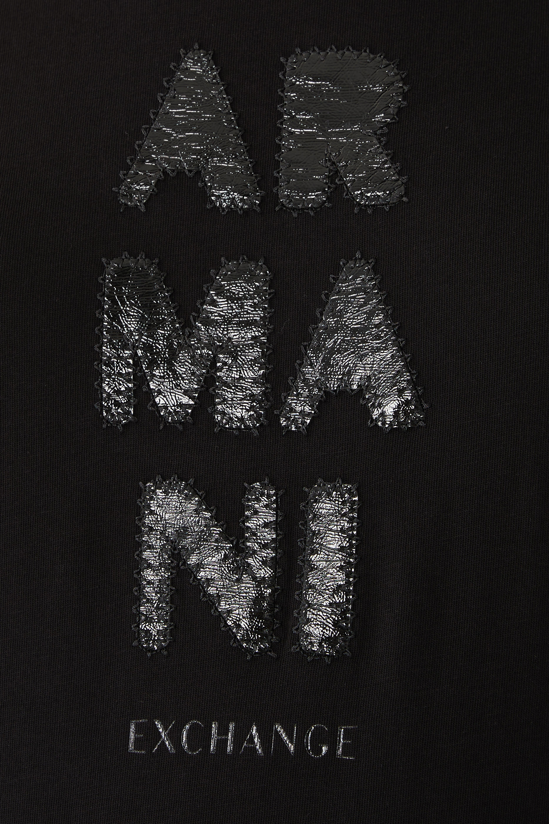 تيشيرت بقصة ضيقة وياقة ضيقة