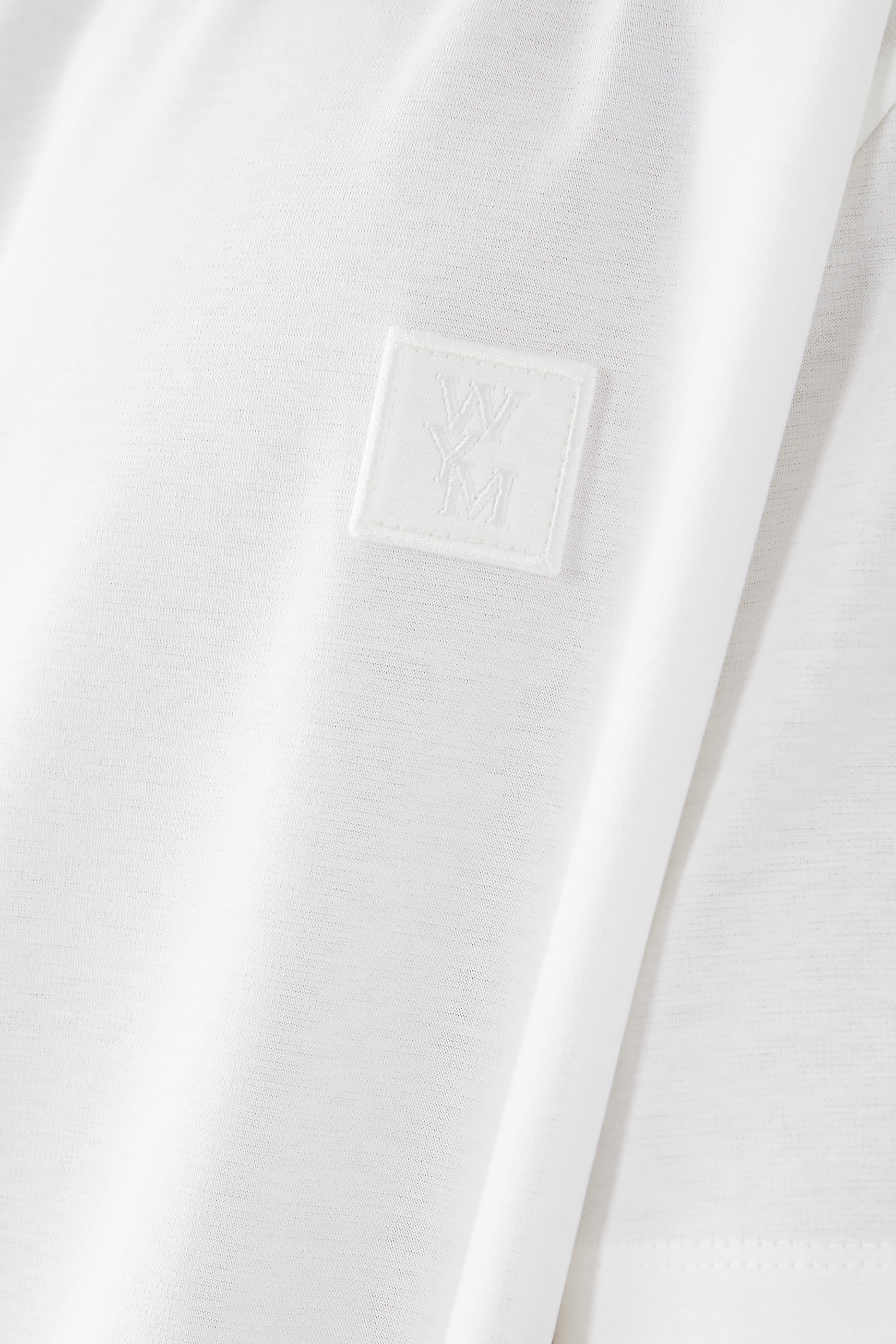 تيشيرت بشعار الماركة وطبعة زهور