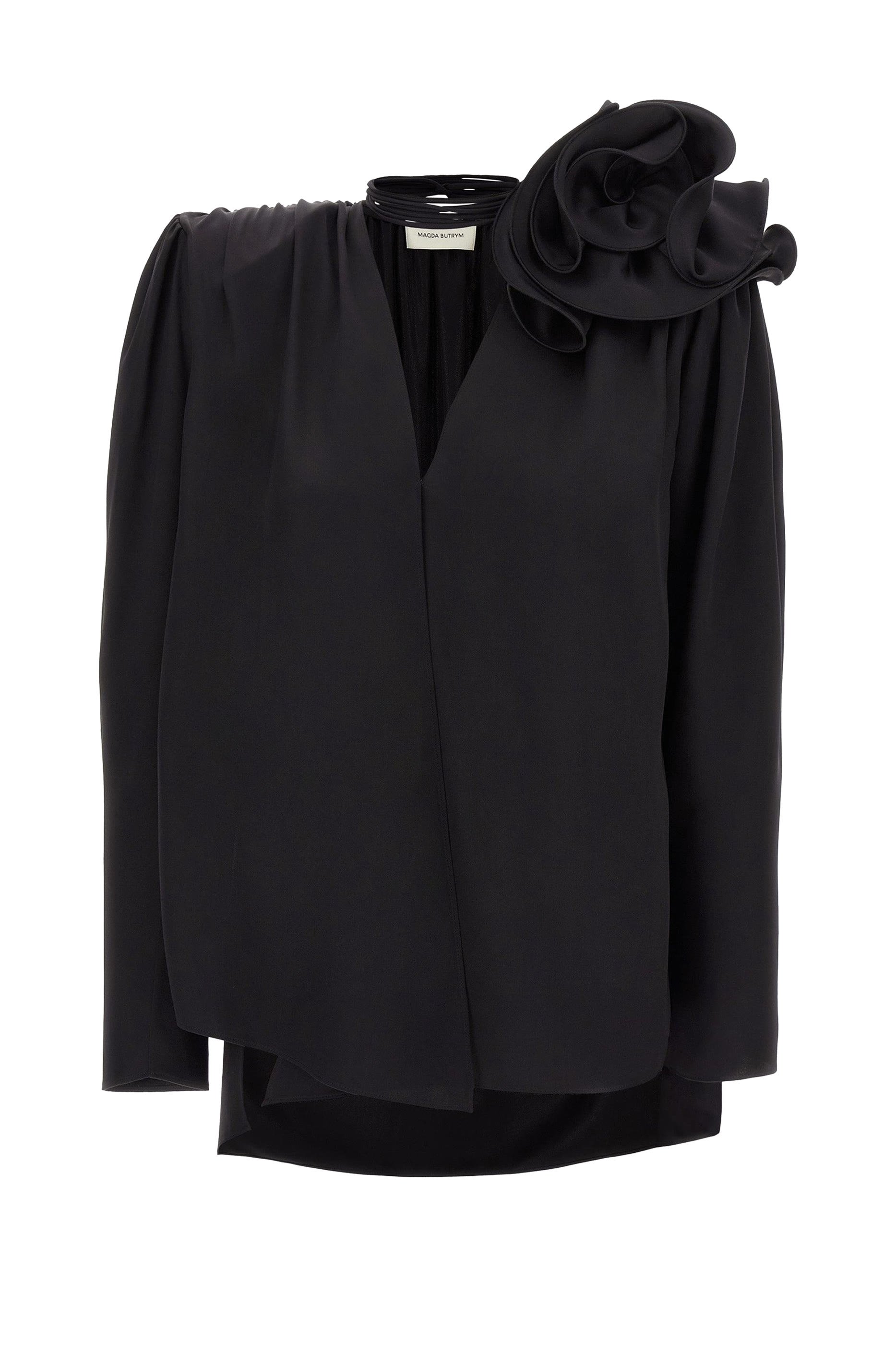 بلوزة كلاسيك بزهرة مزينة بكشكش