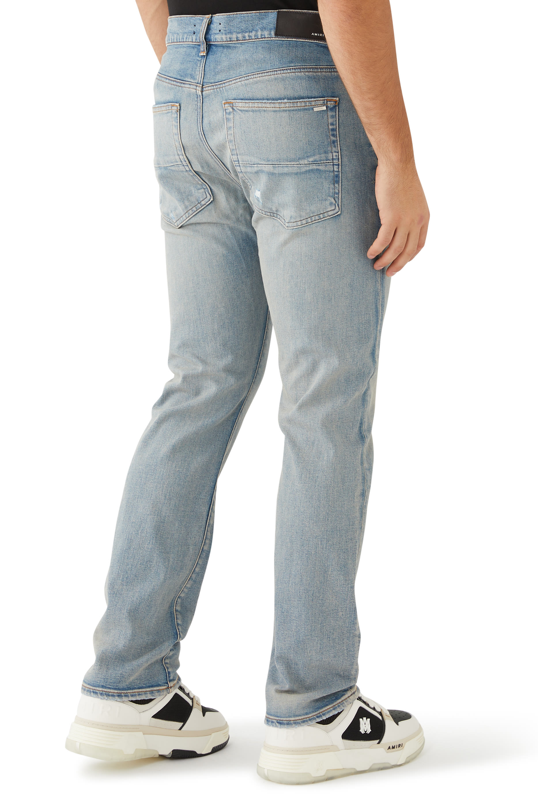 بنطال جينز بقصة ضيقة