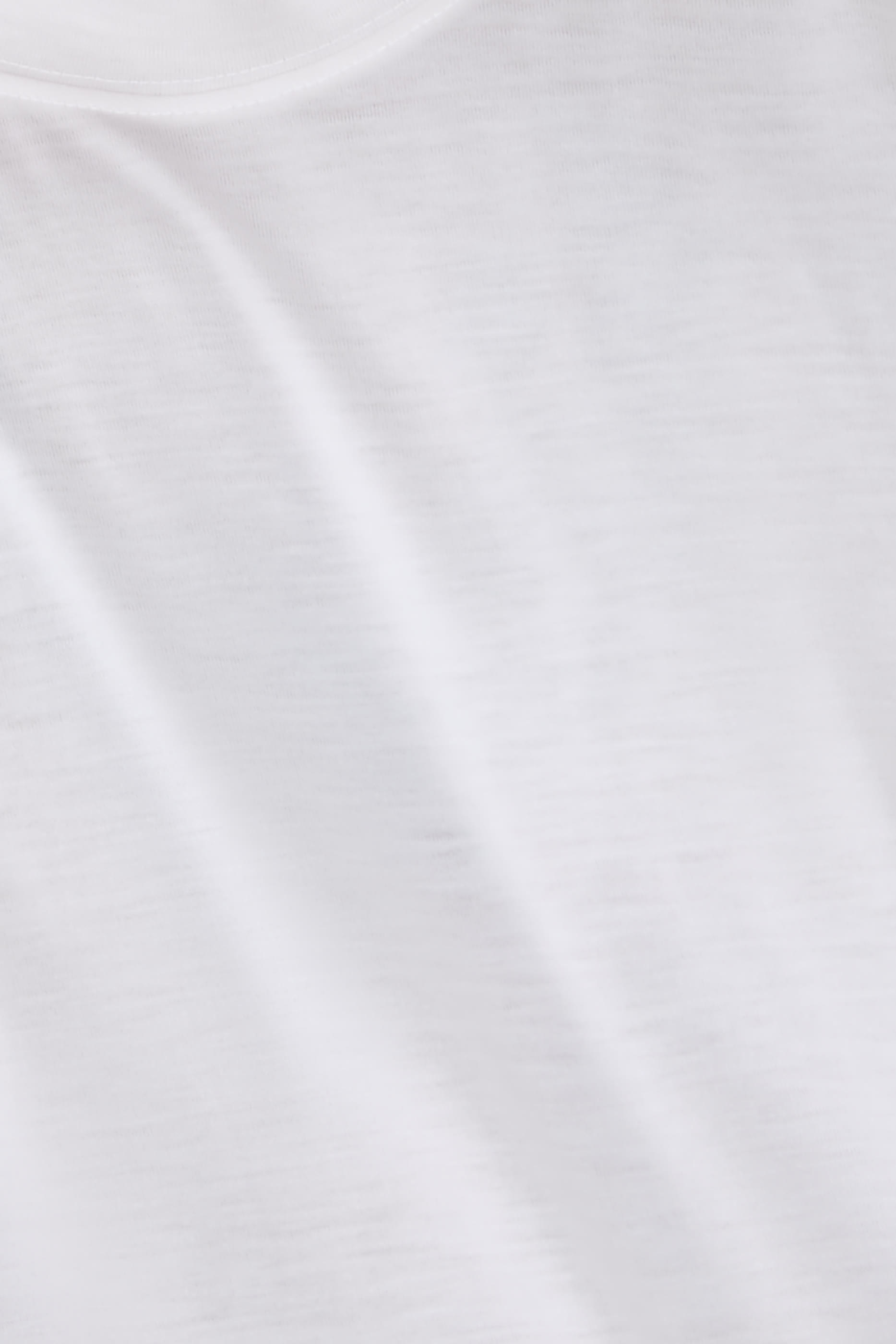 تيشيرت بياقة ضيقة