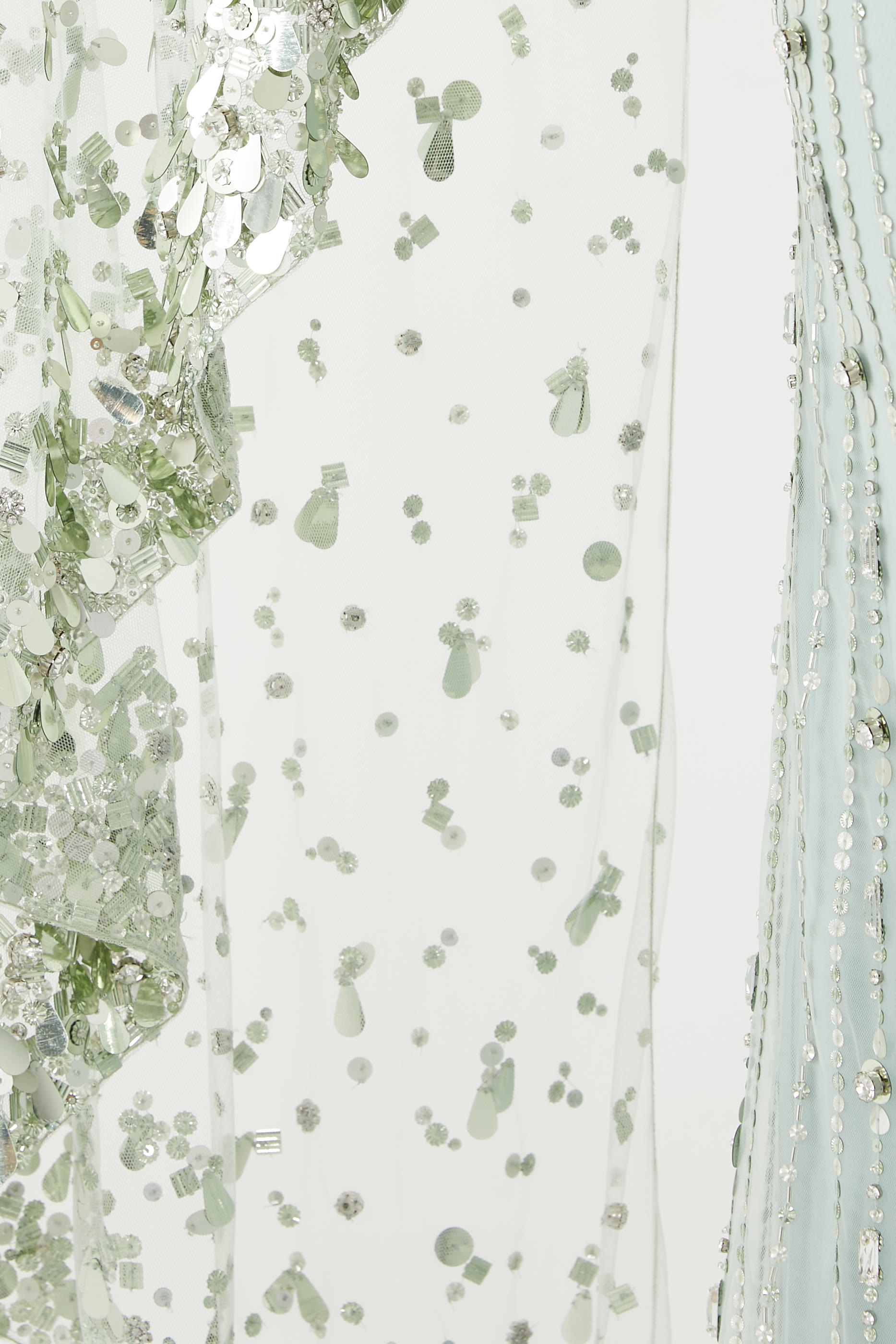 فستان سهرة بأكمام كاب