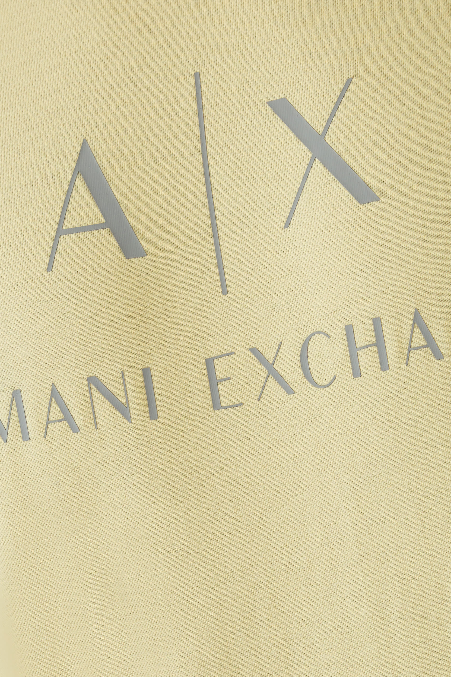 تيشيرت بشعار الماركة بقصة ضيقة جرسيه