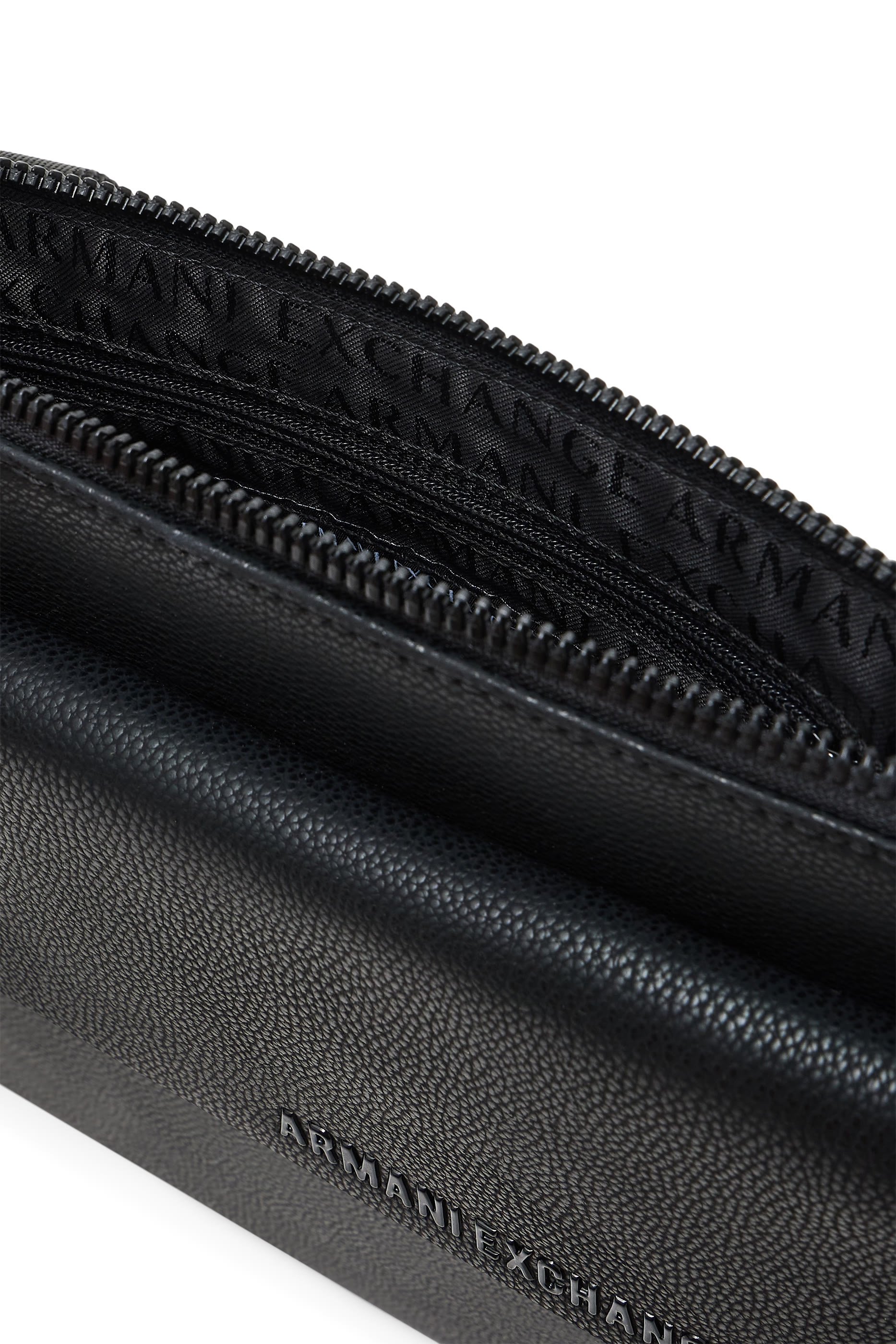 حقيبة كروس بودي بشعار الماركة