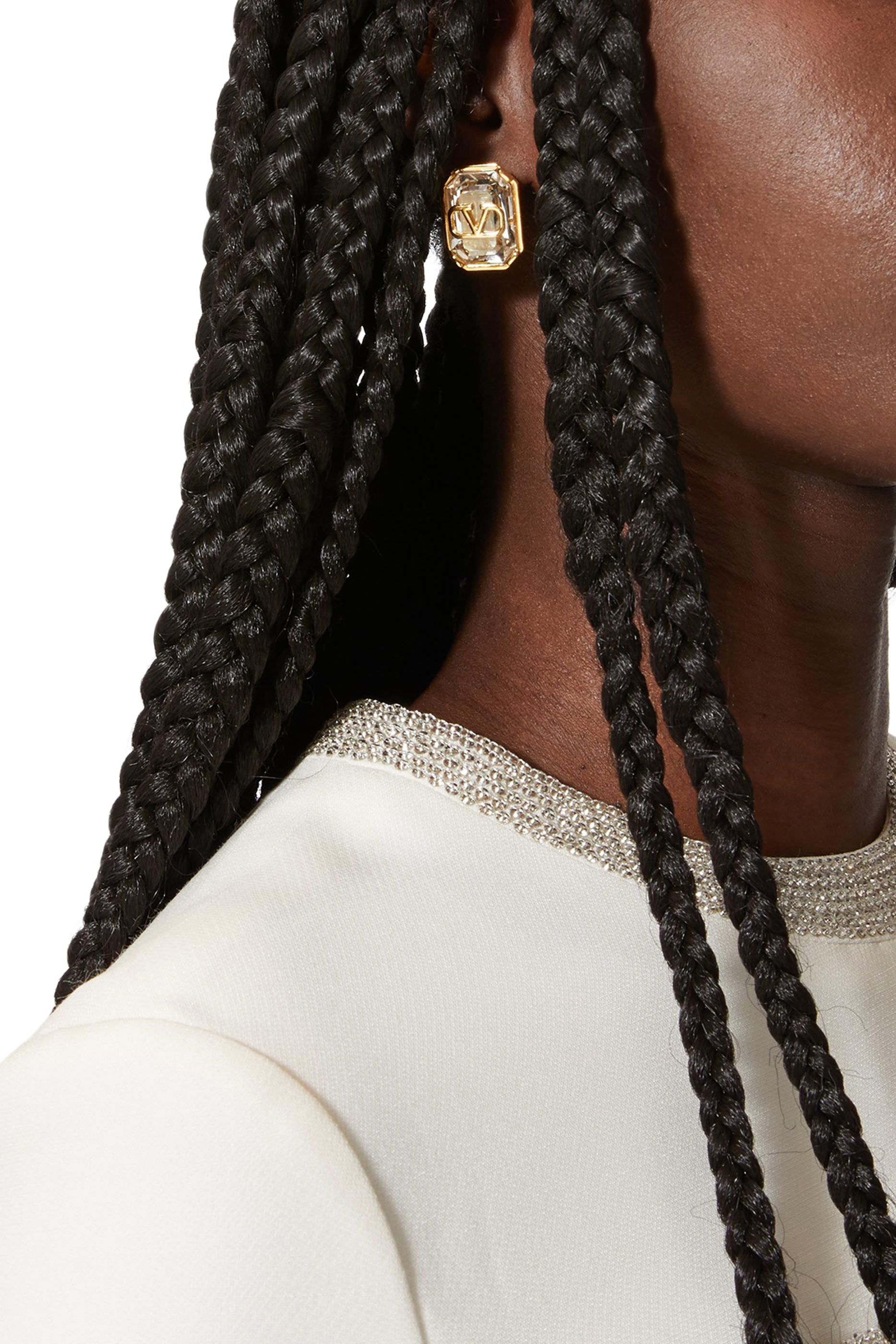 أقراط فالنتينو غارافاني بشعار V مرصعة بالكريستال