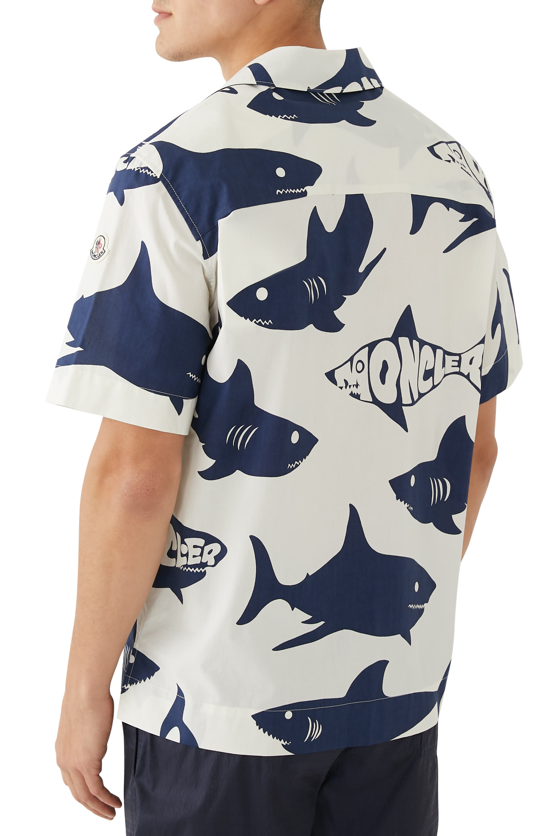 قميص بنقشة غرافيكية بشعار الماركة