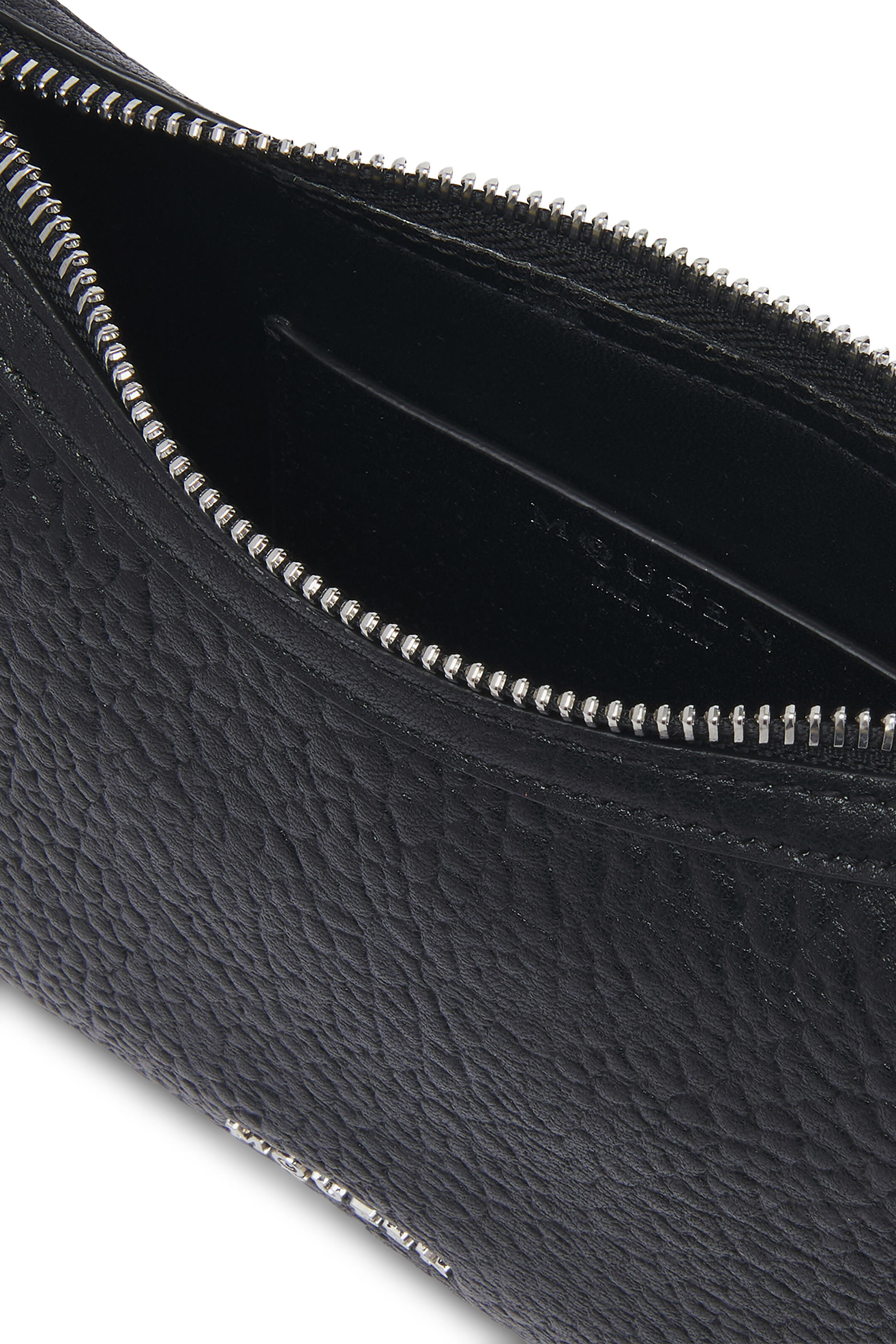 حقيبة صغيرة بحلية على شكل حرف T