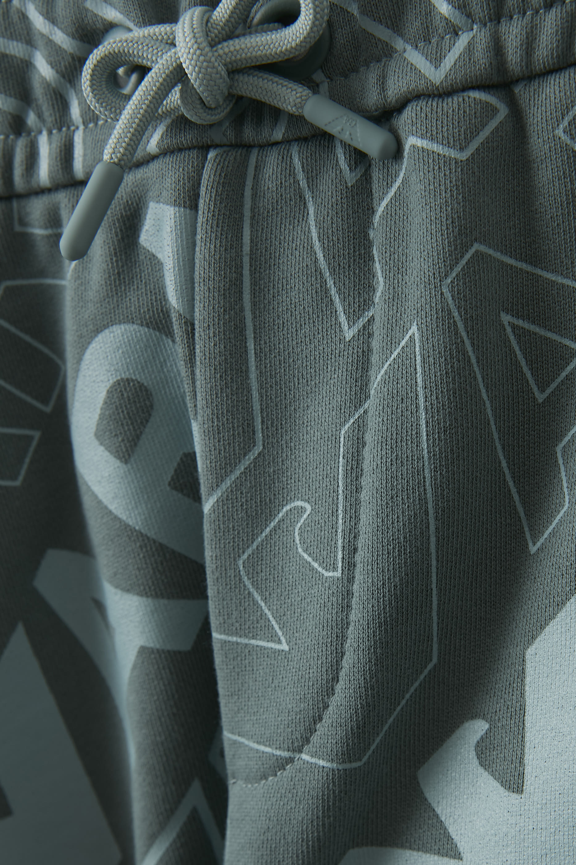 سويت شيرت بشعار الماركة للأطفال