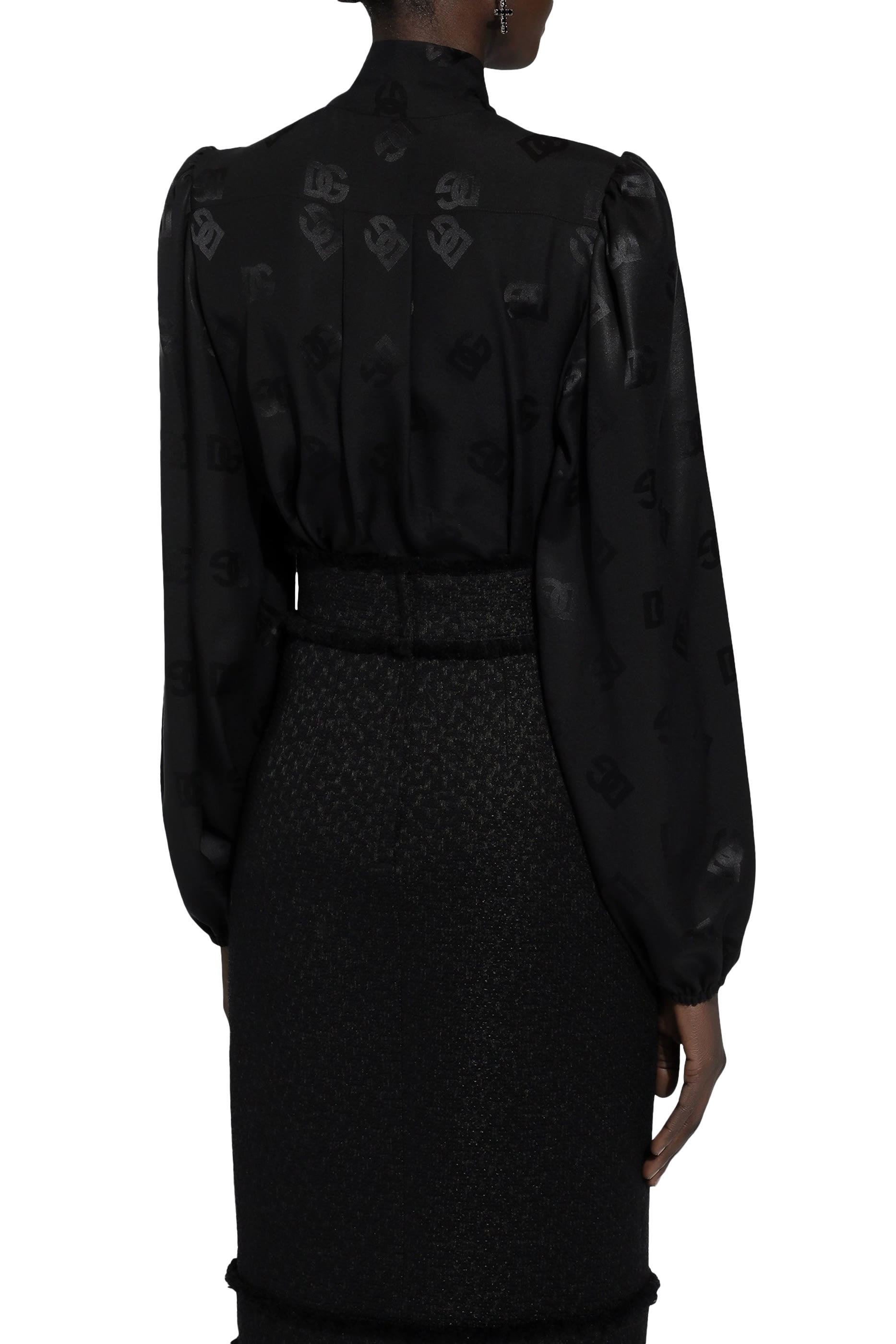 بلوزة مزينة كليا بشعار الماركة