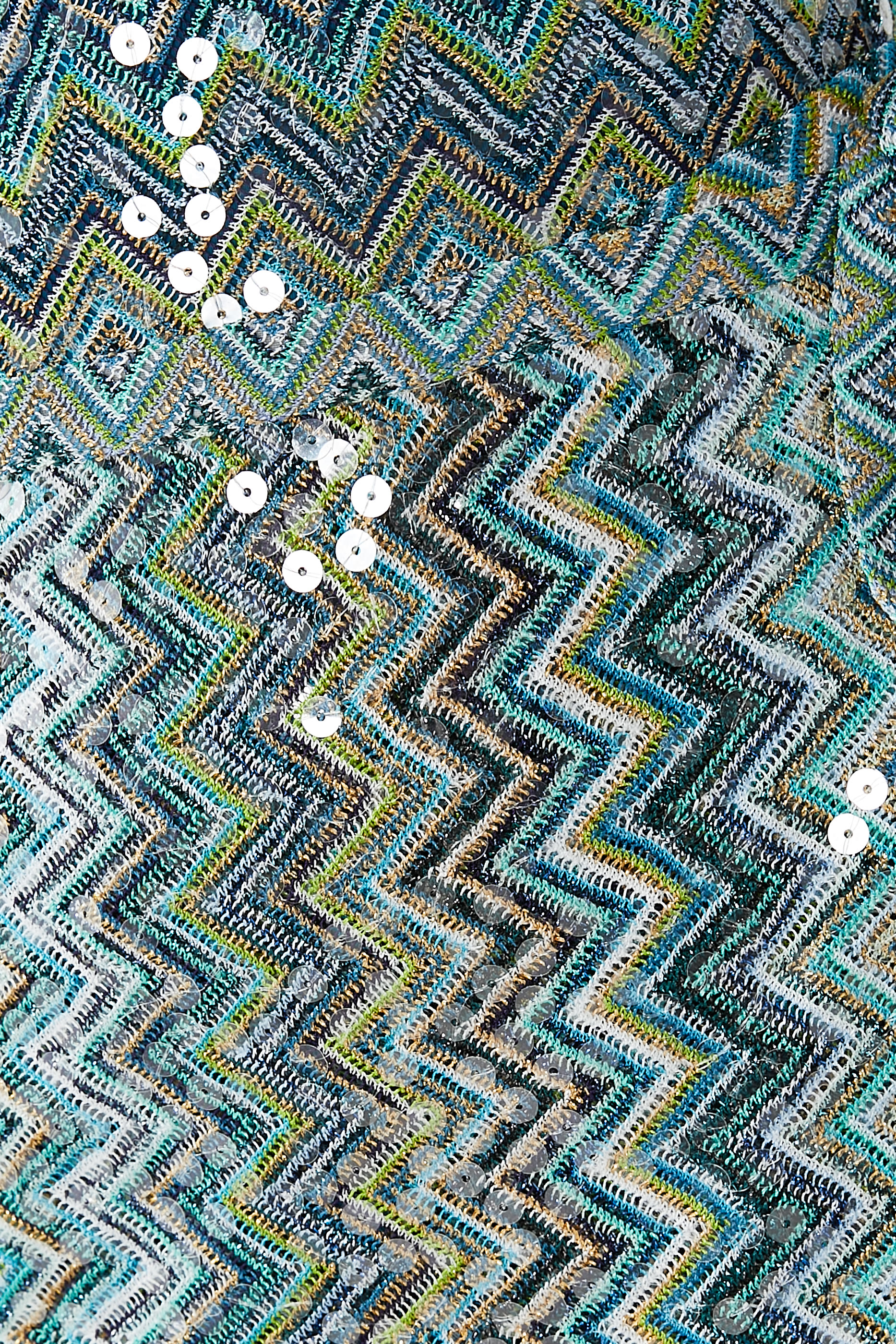 تنورة بشرابات ونقشة خطوط متعرجة