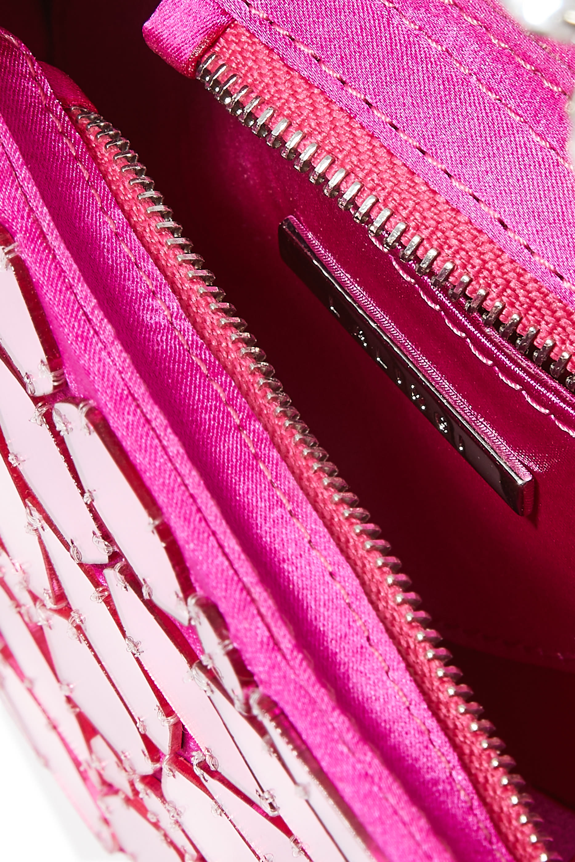 حقيبة لوف بتصميم قلب بيد علوية مرصعة بكريستال