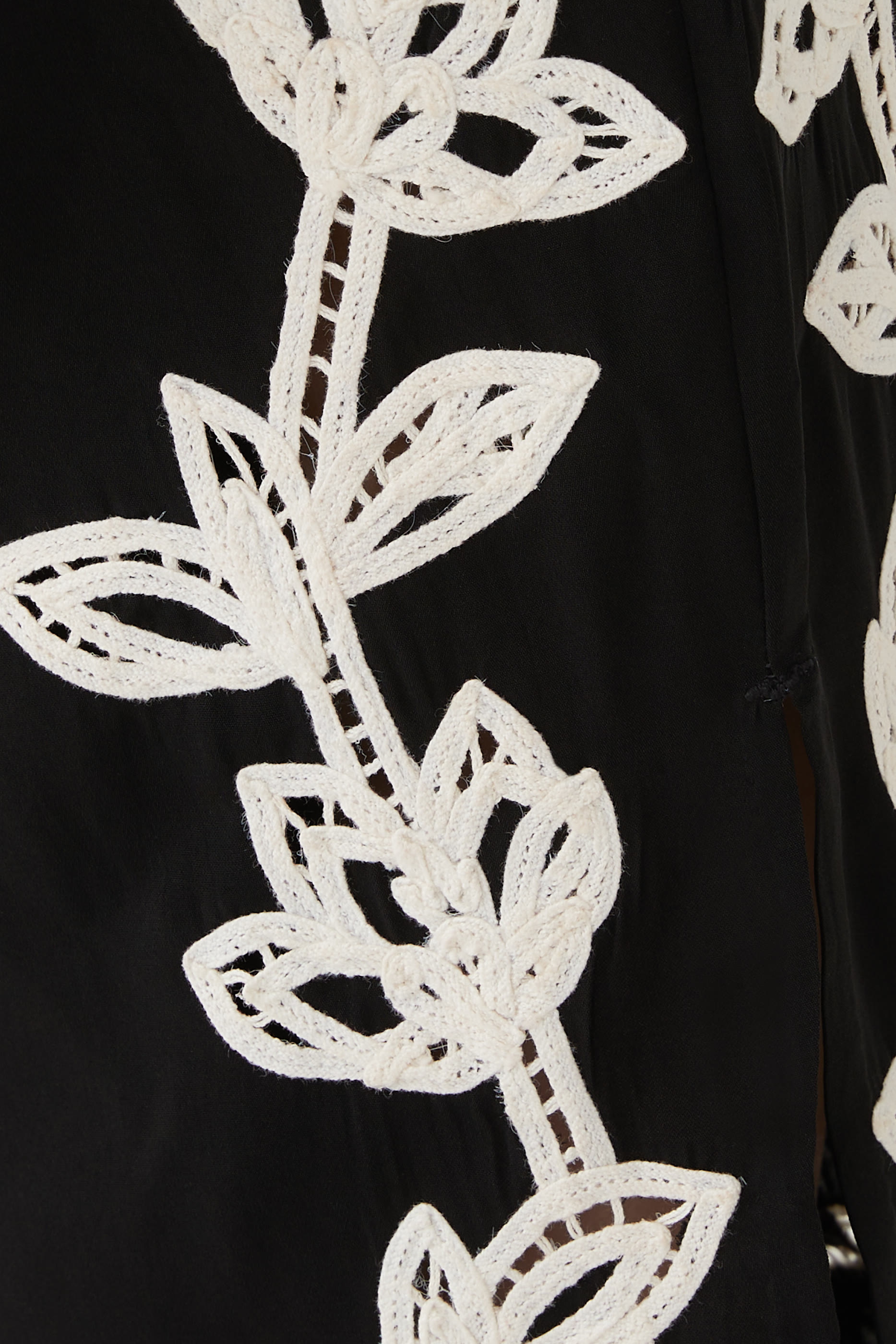 بنطال داها بتطريزات أزهار