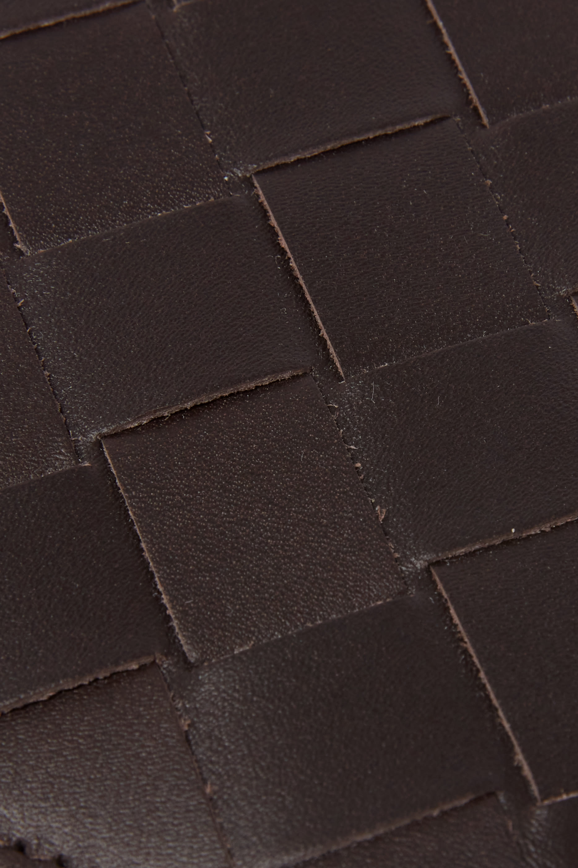 محفظة ثنائية الطيّ جلد مجدول بتصميم رفيع