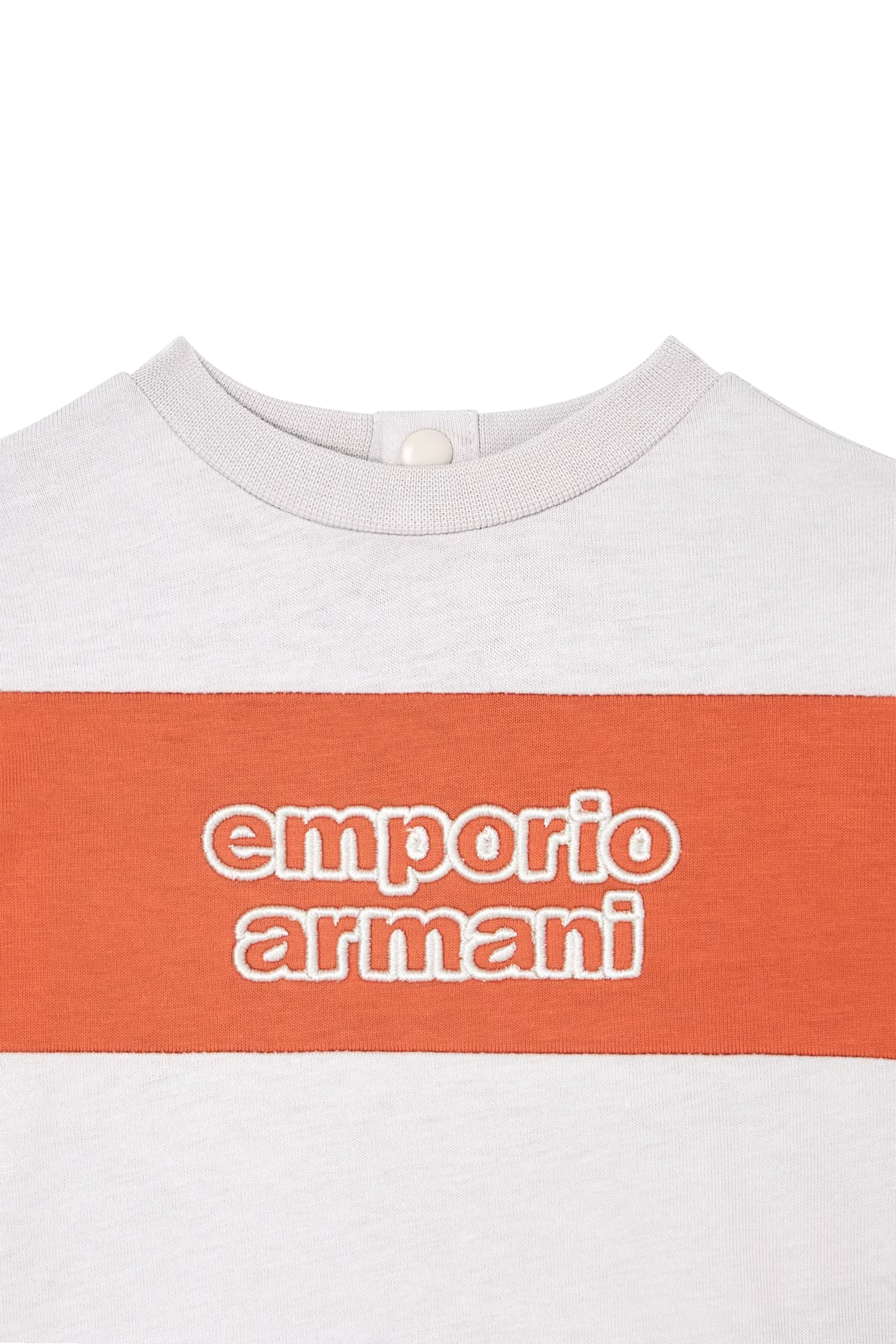 تيشيرت بخطوط عريضة وشعار الماركة بحجم كبير للطفال