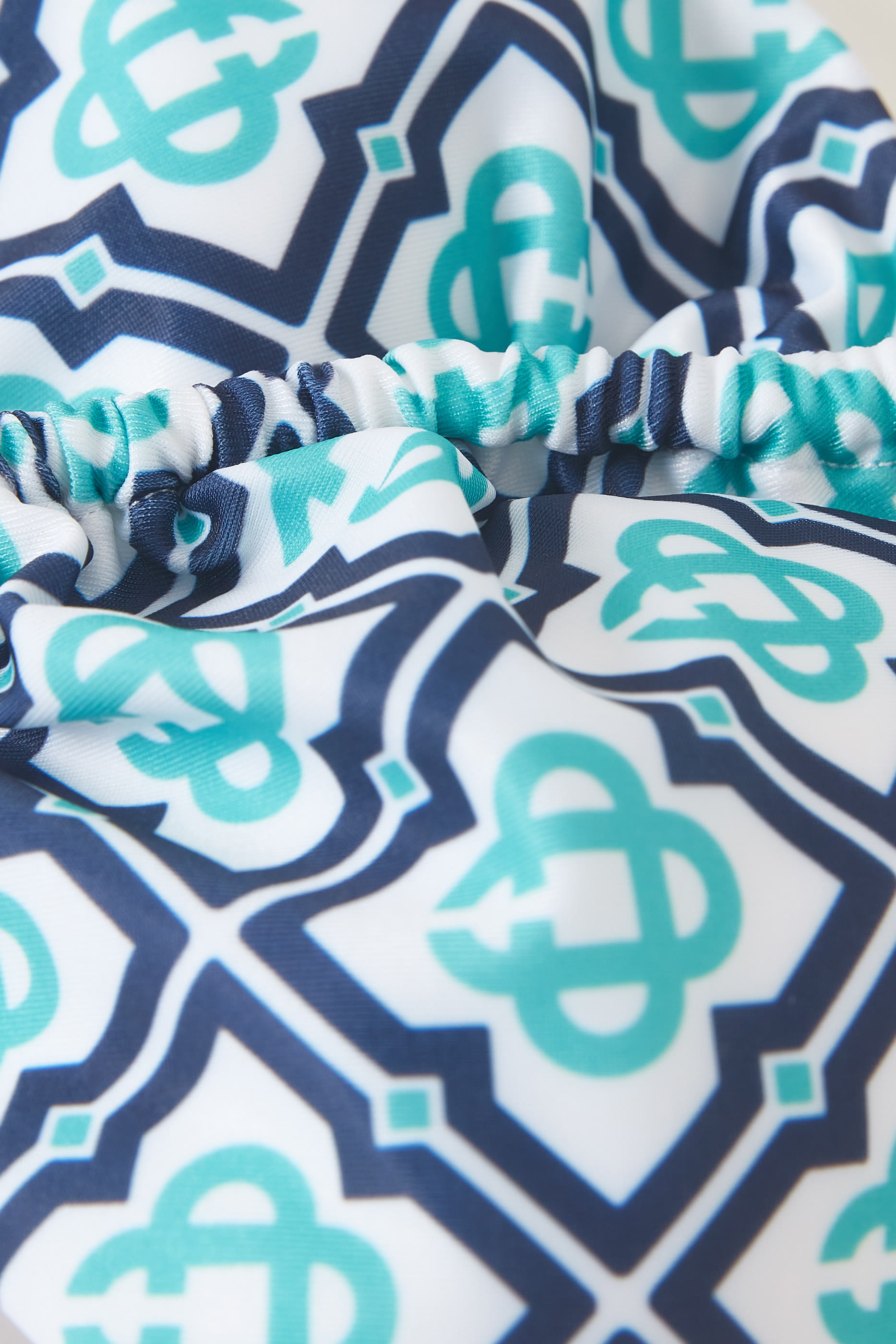 قطعة بيكيني علوية بحروف شعار الماركة