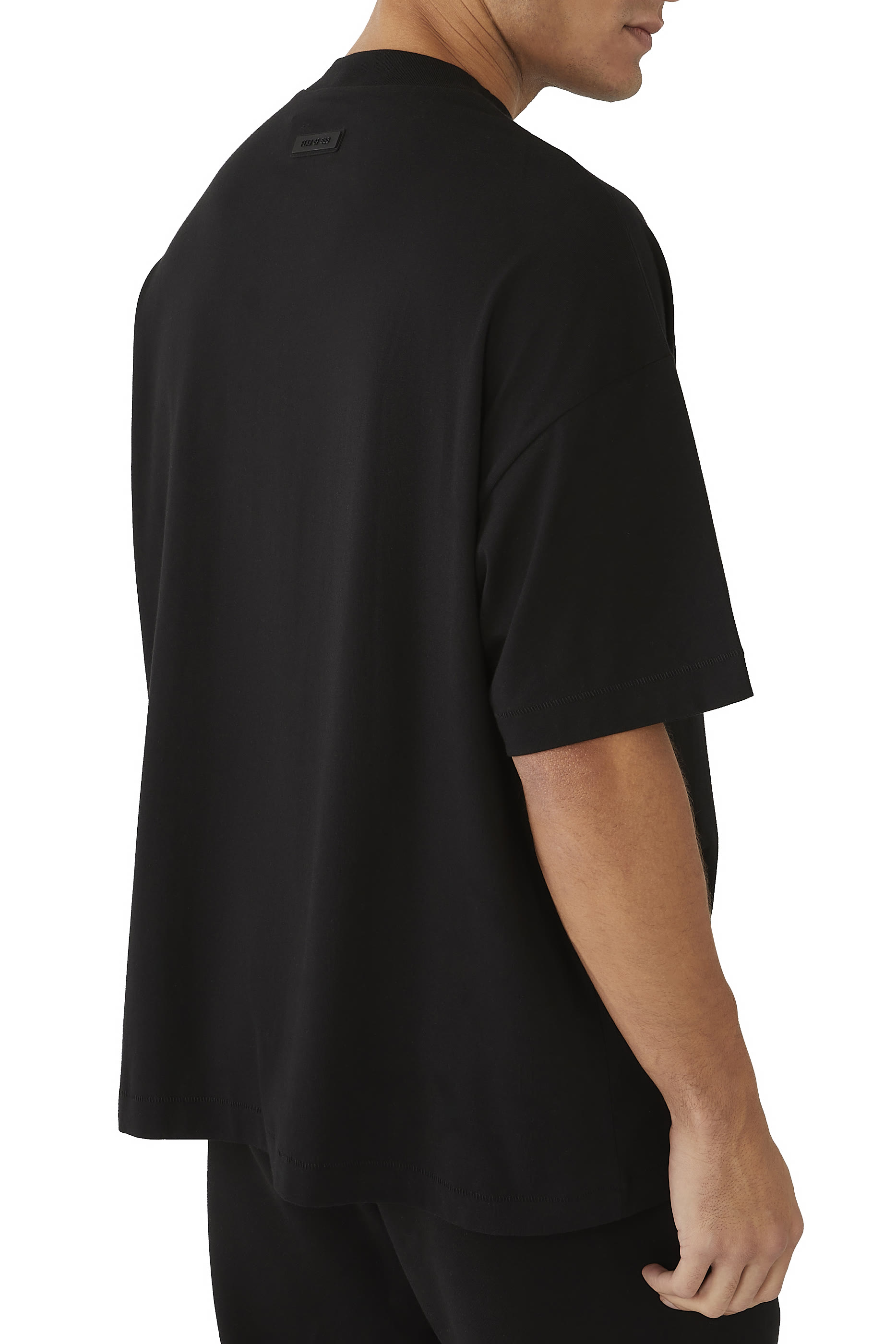 تيشيرت بياقة ضيقة بشعار اسنشالز