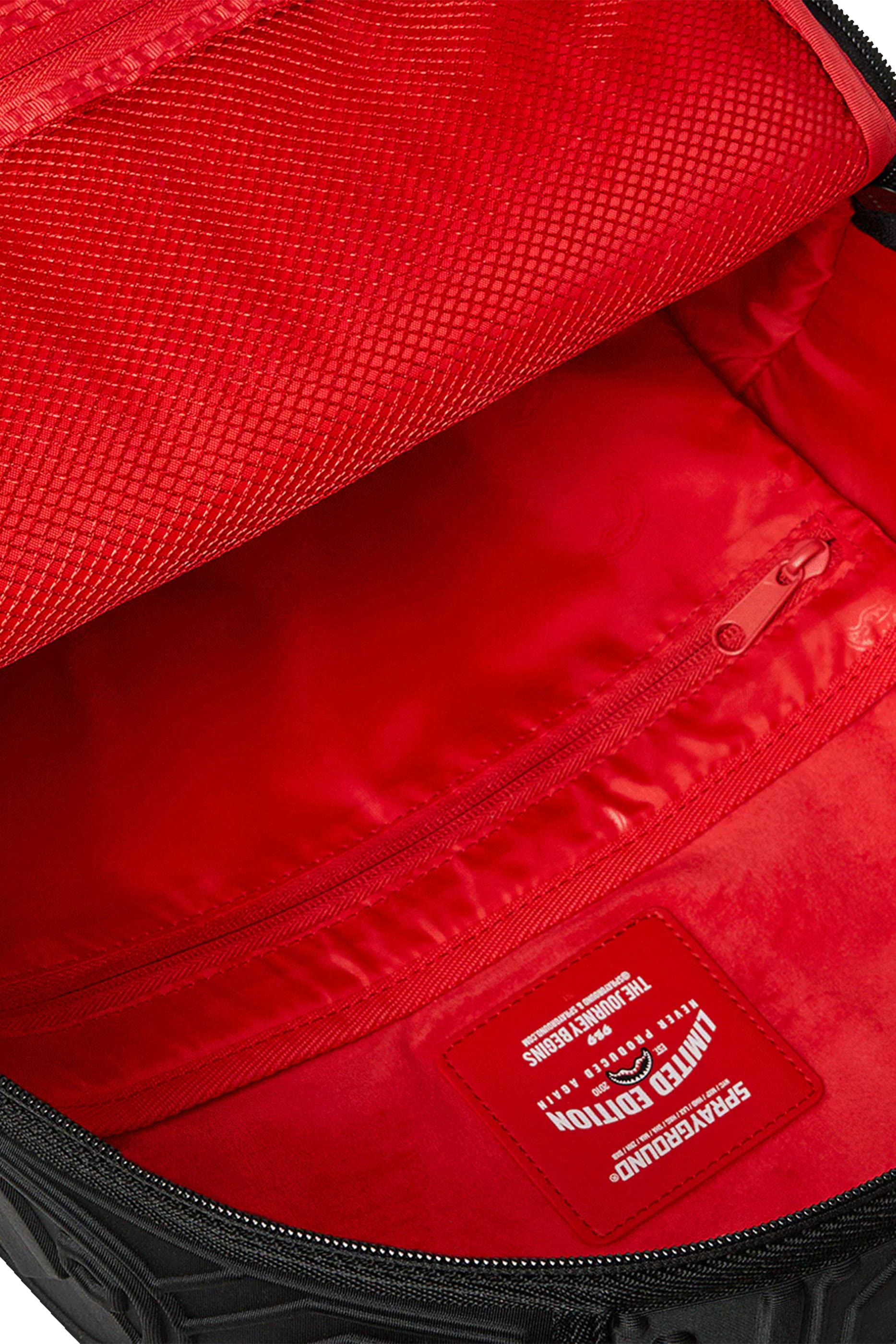 حقيبة ظهر فيوتشر فوم بتطريز قرش بملمس بارز للأطفال