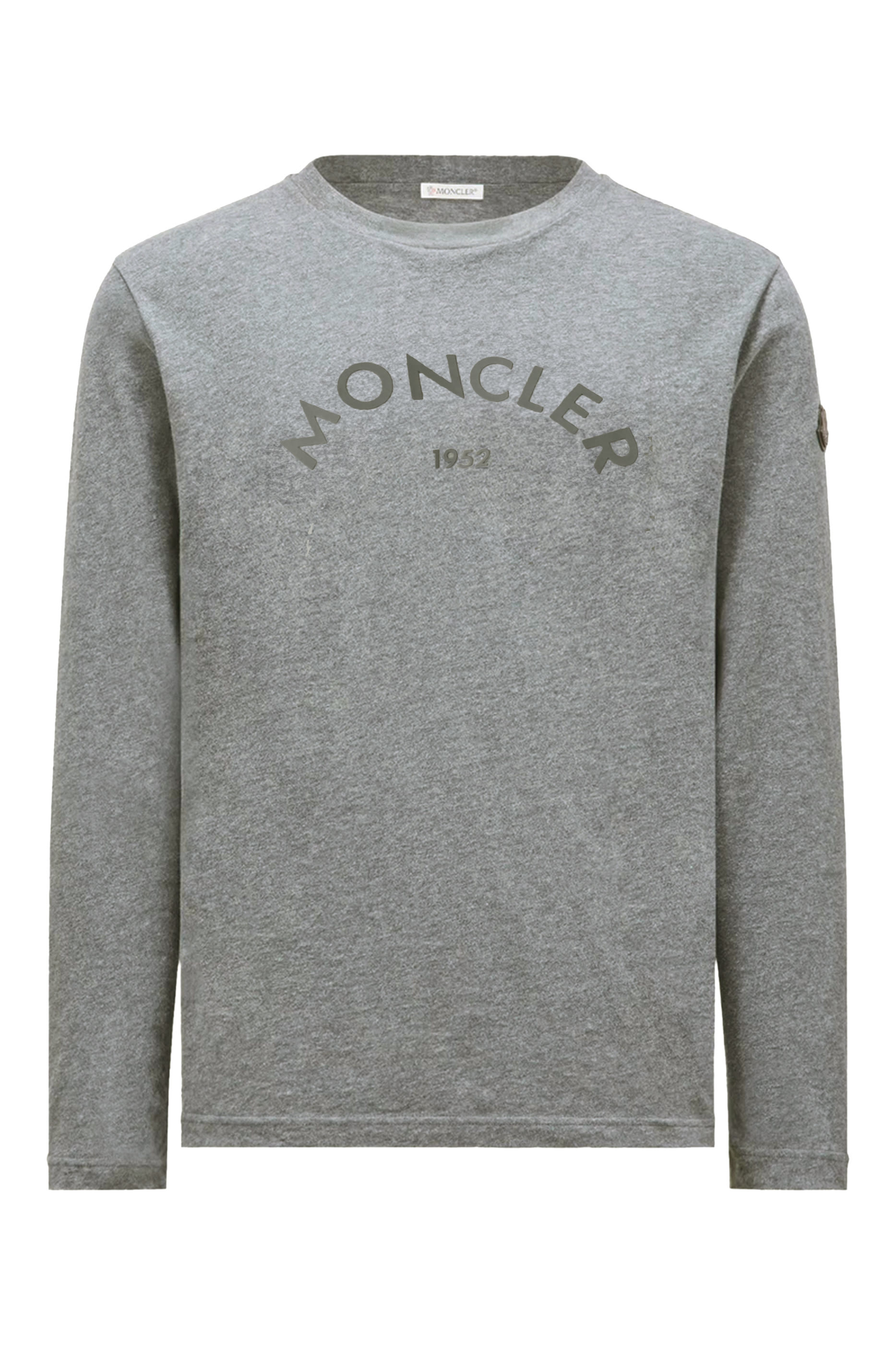 تيشيرت بأكمام طويلة وشعار الماركة بتصميم مقوس