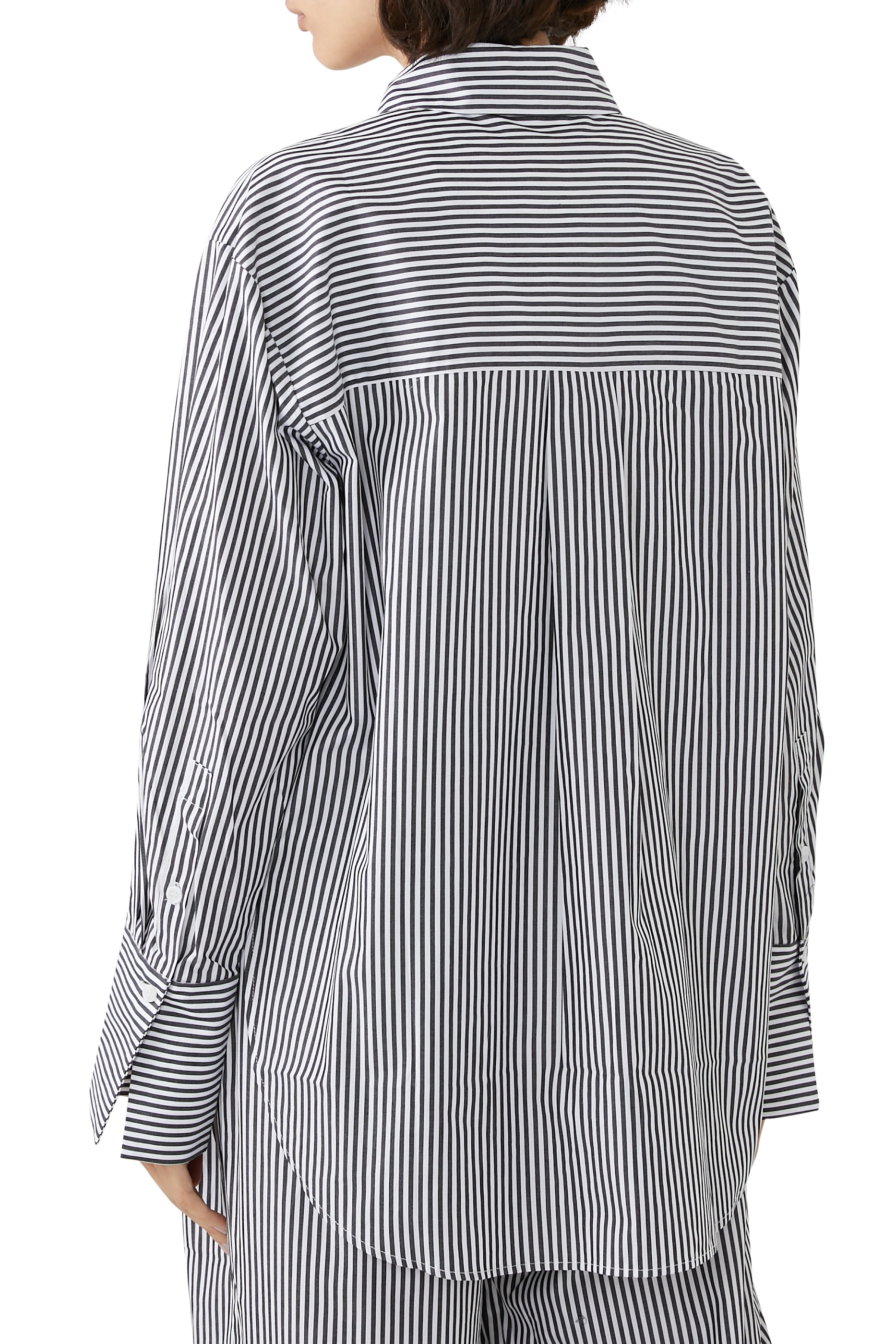 قميص بقصة فضفاضة