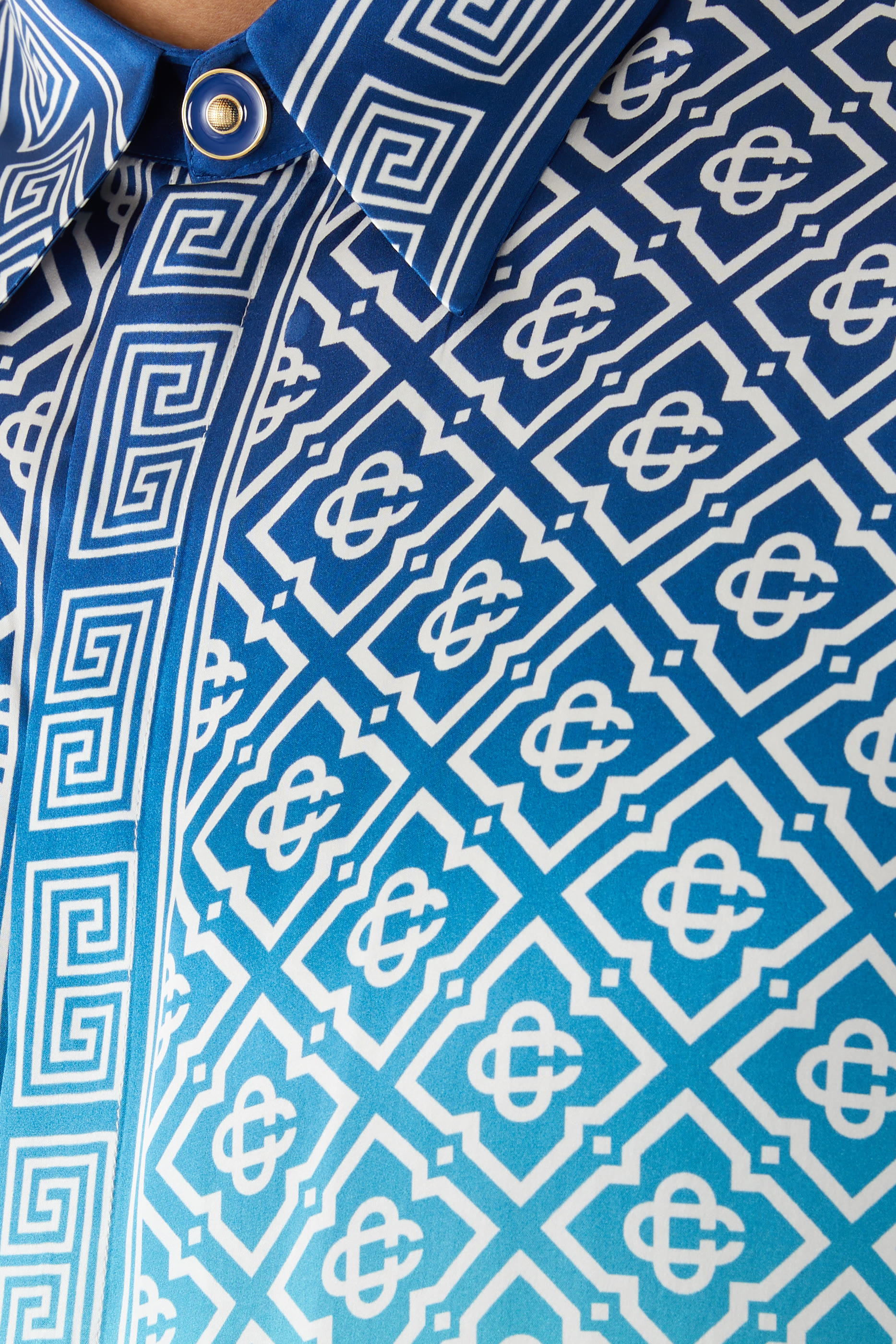 قميص بأكمام طويلة وياقة كلاسيكية