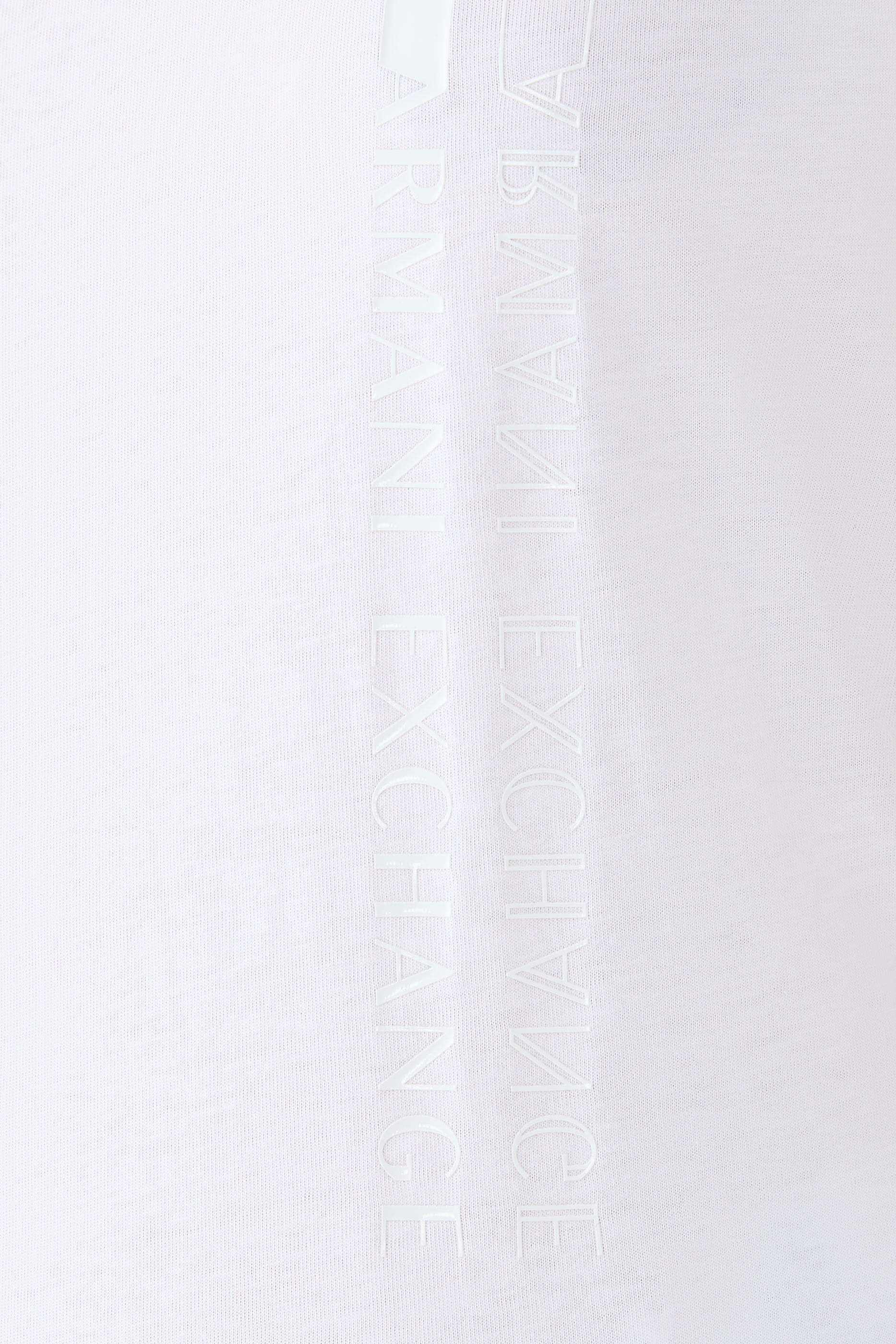 تيشيرت بياقة على شكل حرف وشعار الماركة