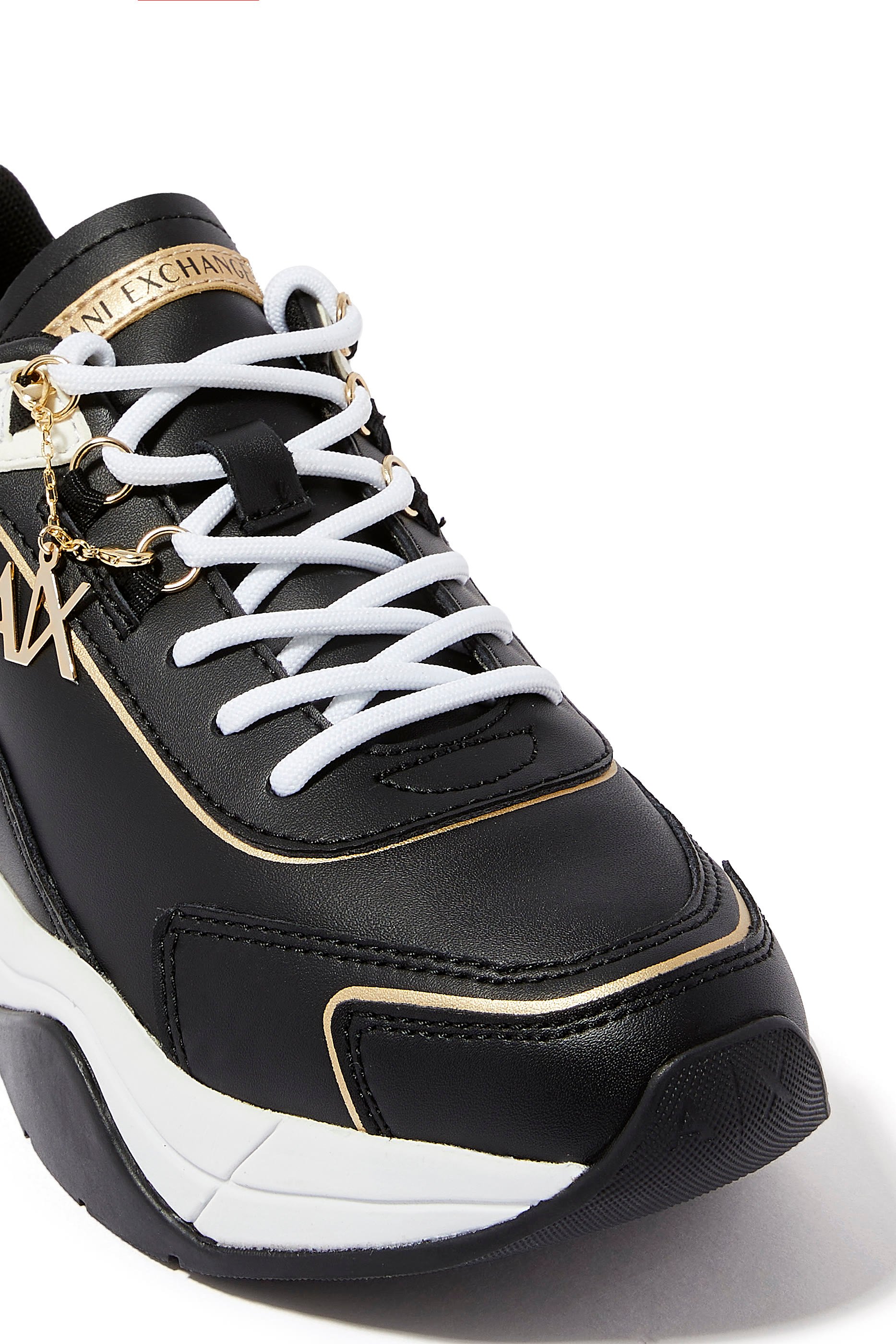 سنيكرز جلد بحلية بشعار الماركة