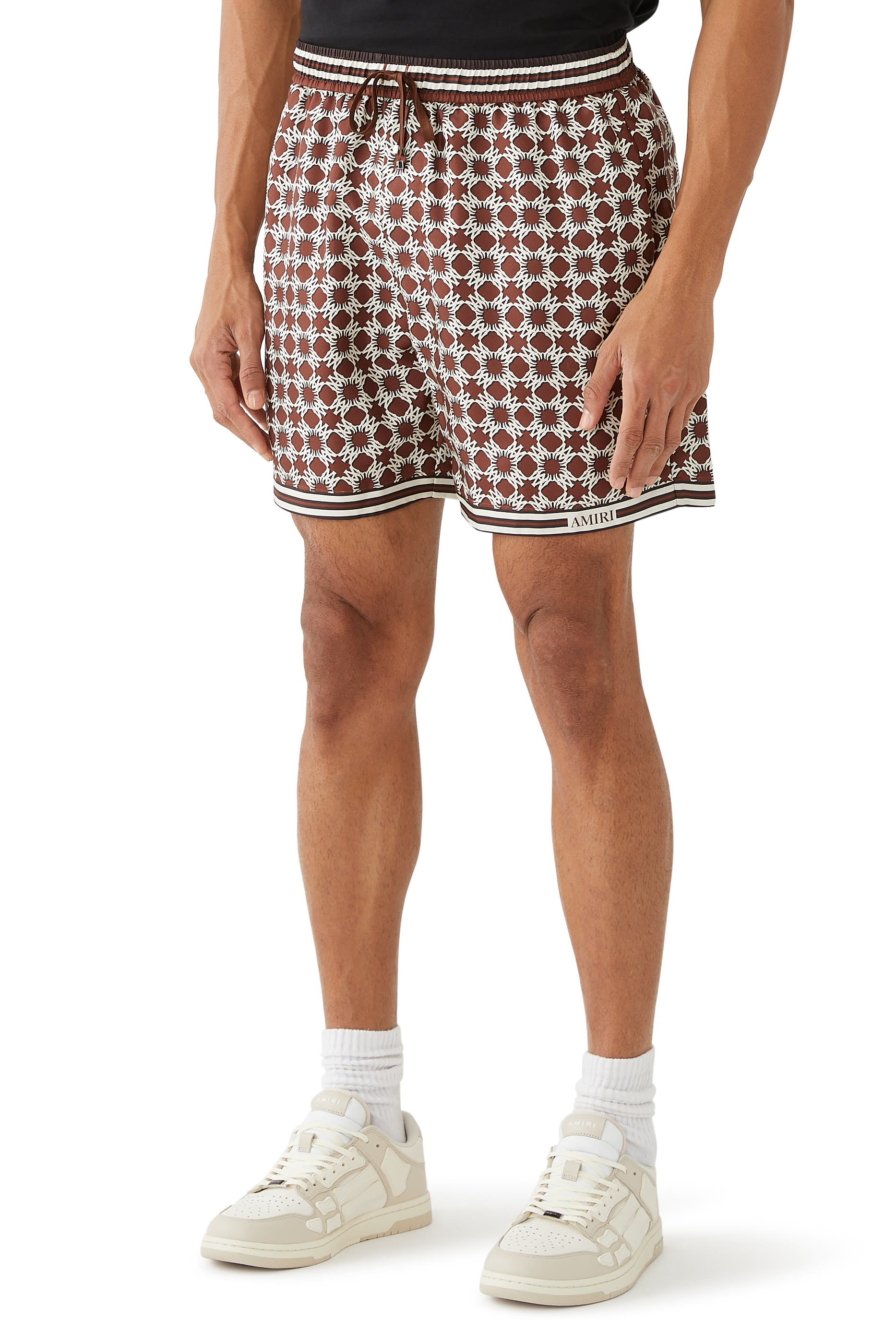 شورت بشعار الماركة ونقشة مربعات