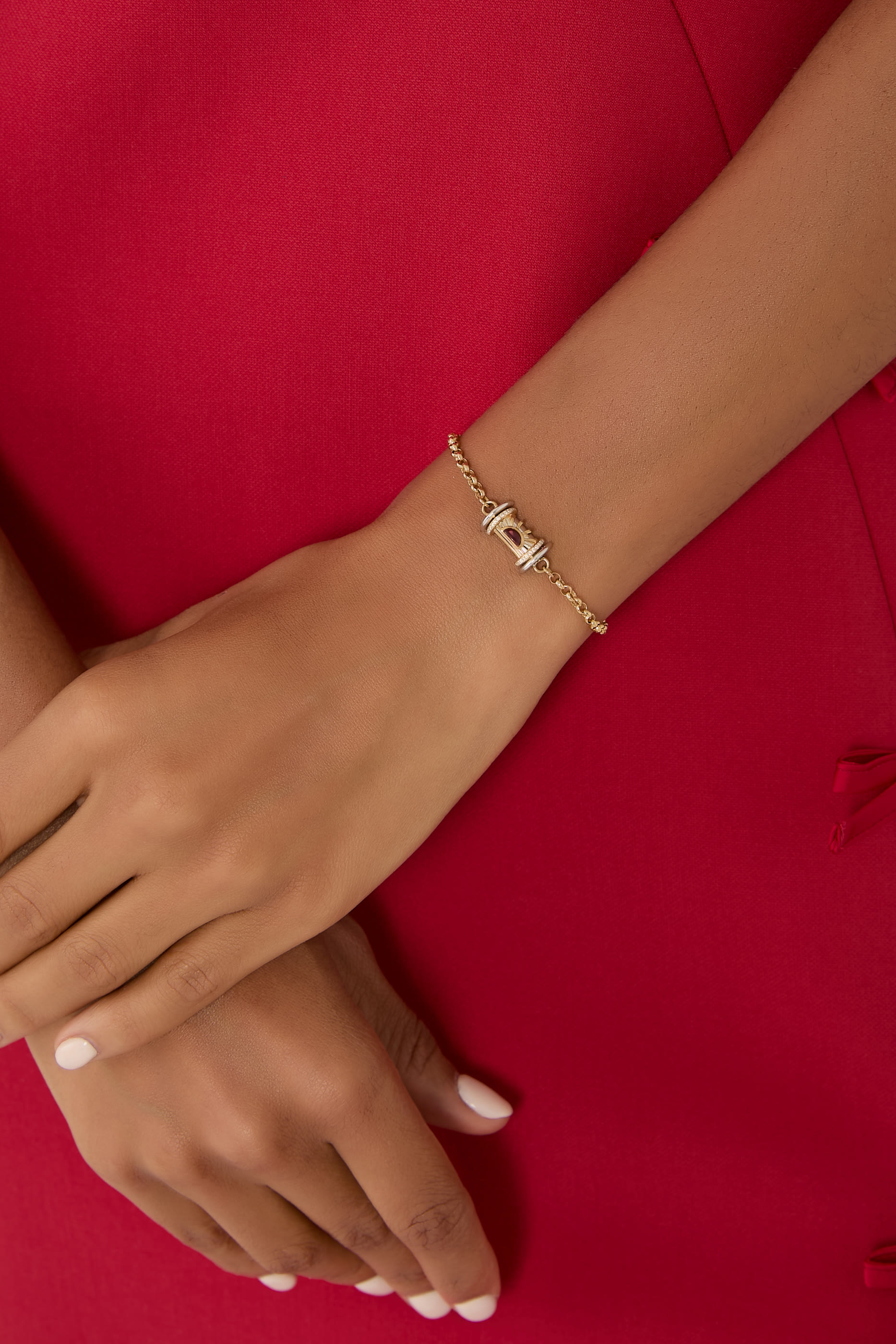 سوار وريور داون مرصع بالماس الأبيض والعقيق ذهب أصفر عيار 18