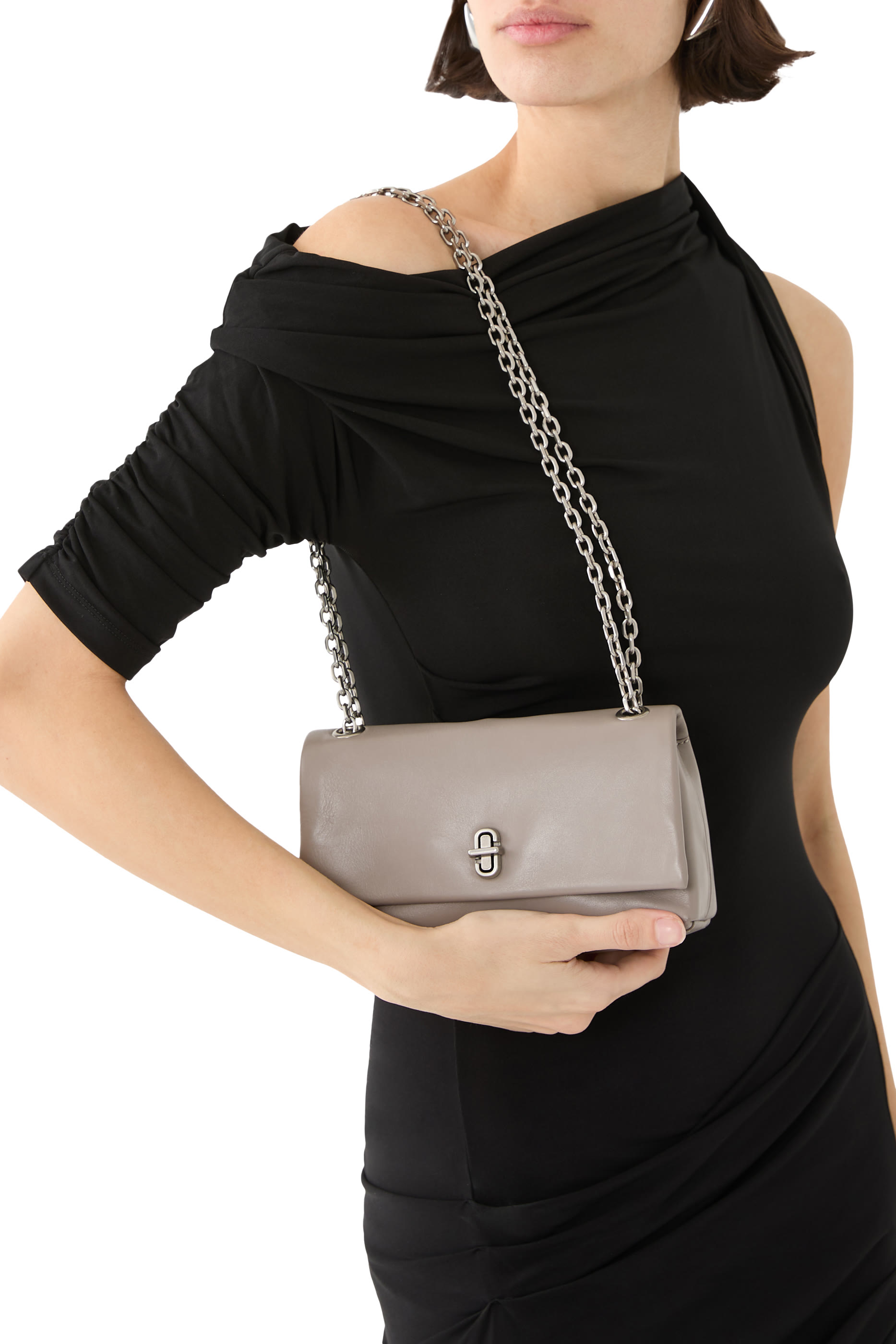 حقيبة صغيرة بحمالة سلسلة مزدوجة