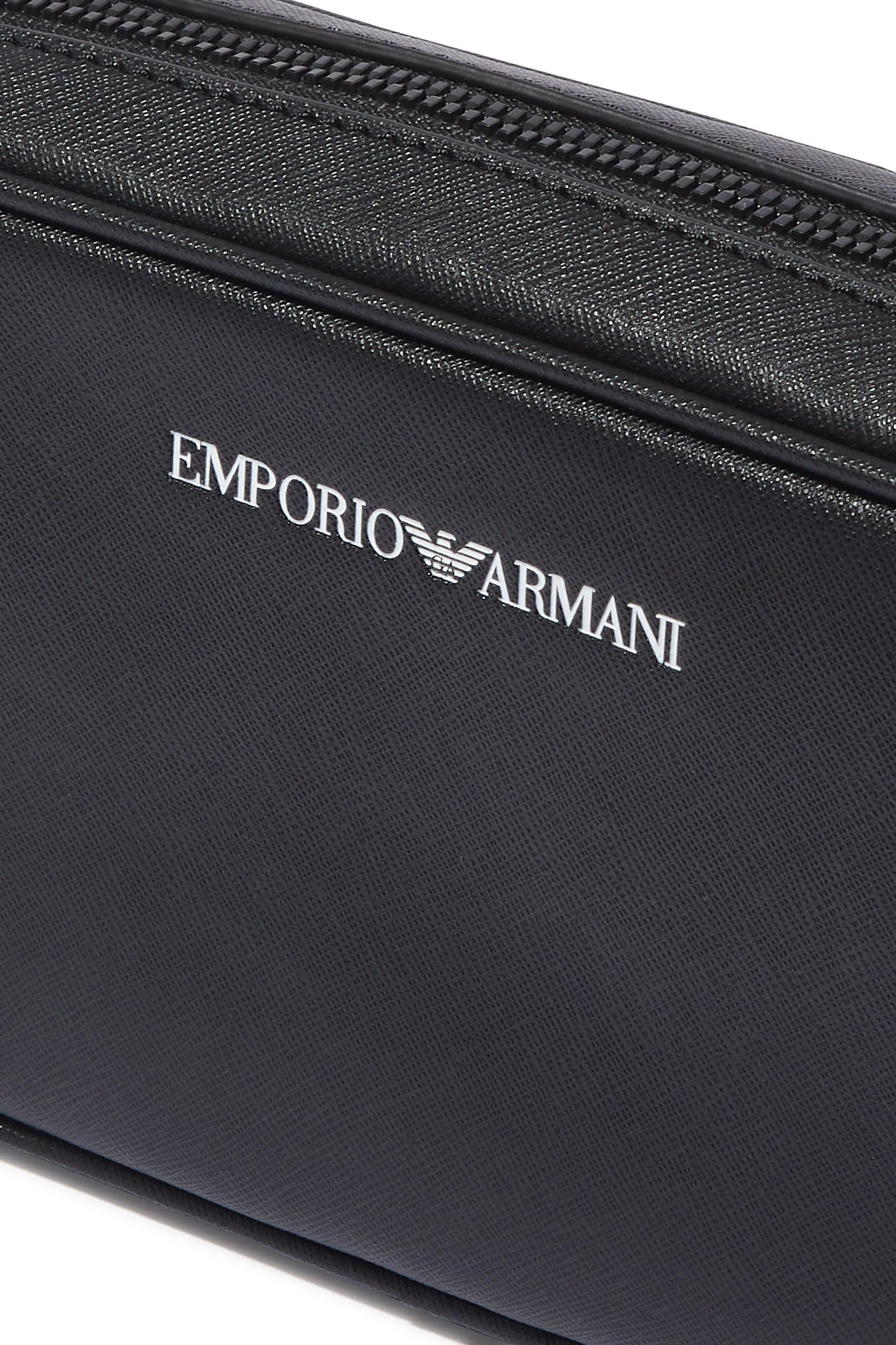 حقيبة سفر بشعار الماركة