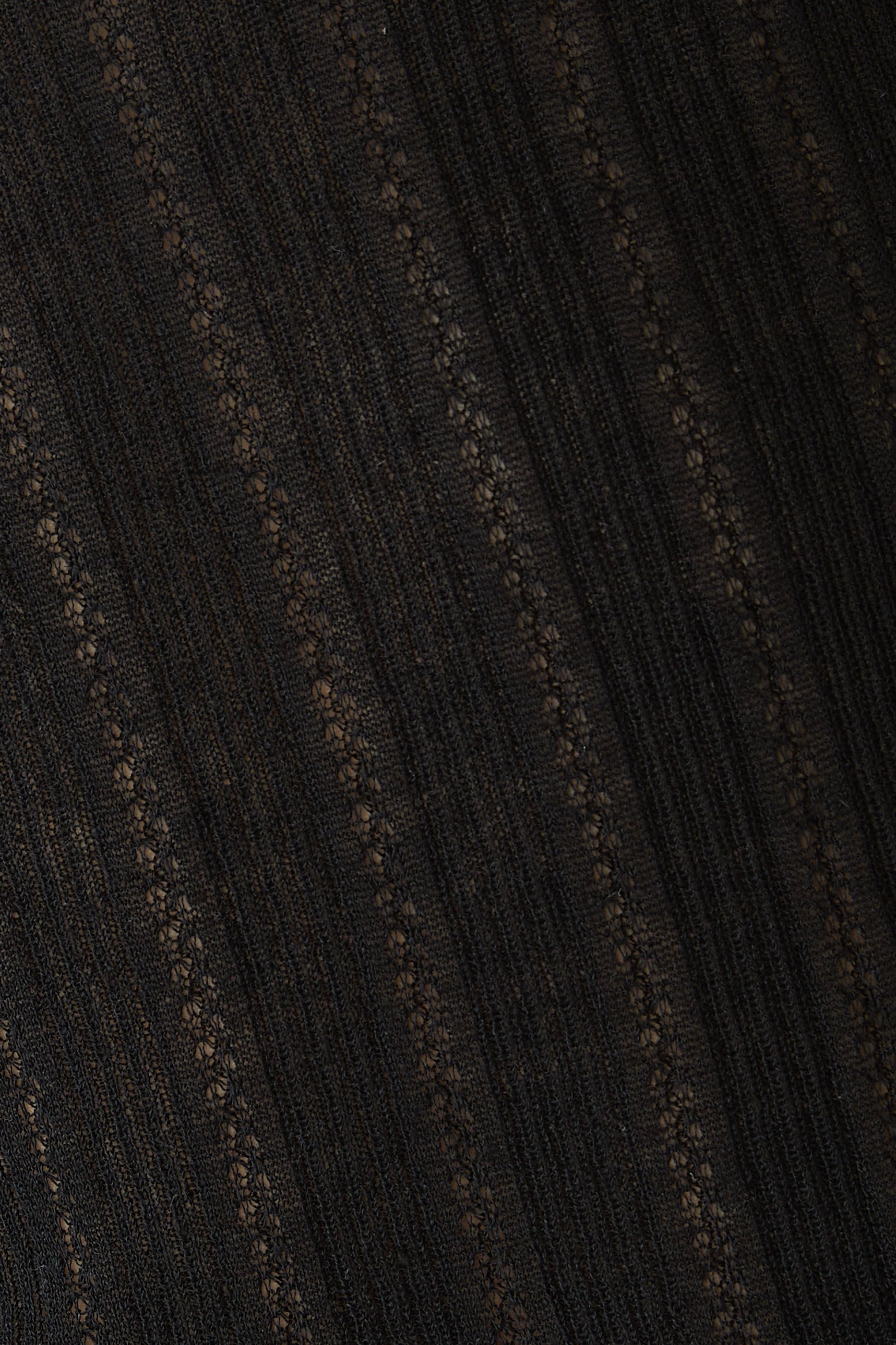 بلوزة بلا أكمام بتطريزات مفرغة