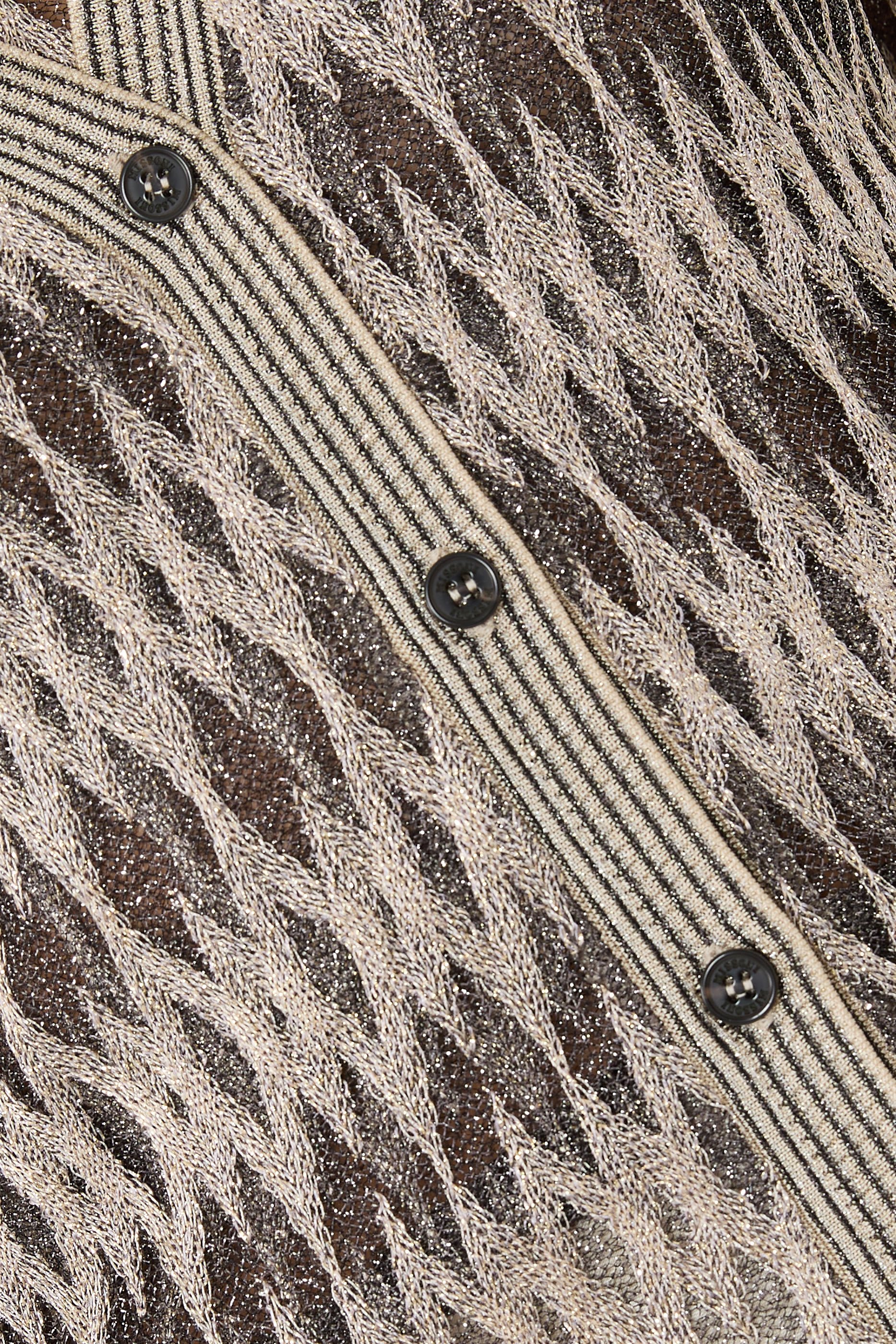 كارديغان بأزرار للإغلاق ونمط شيفرون