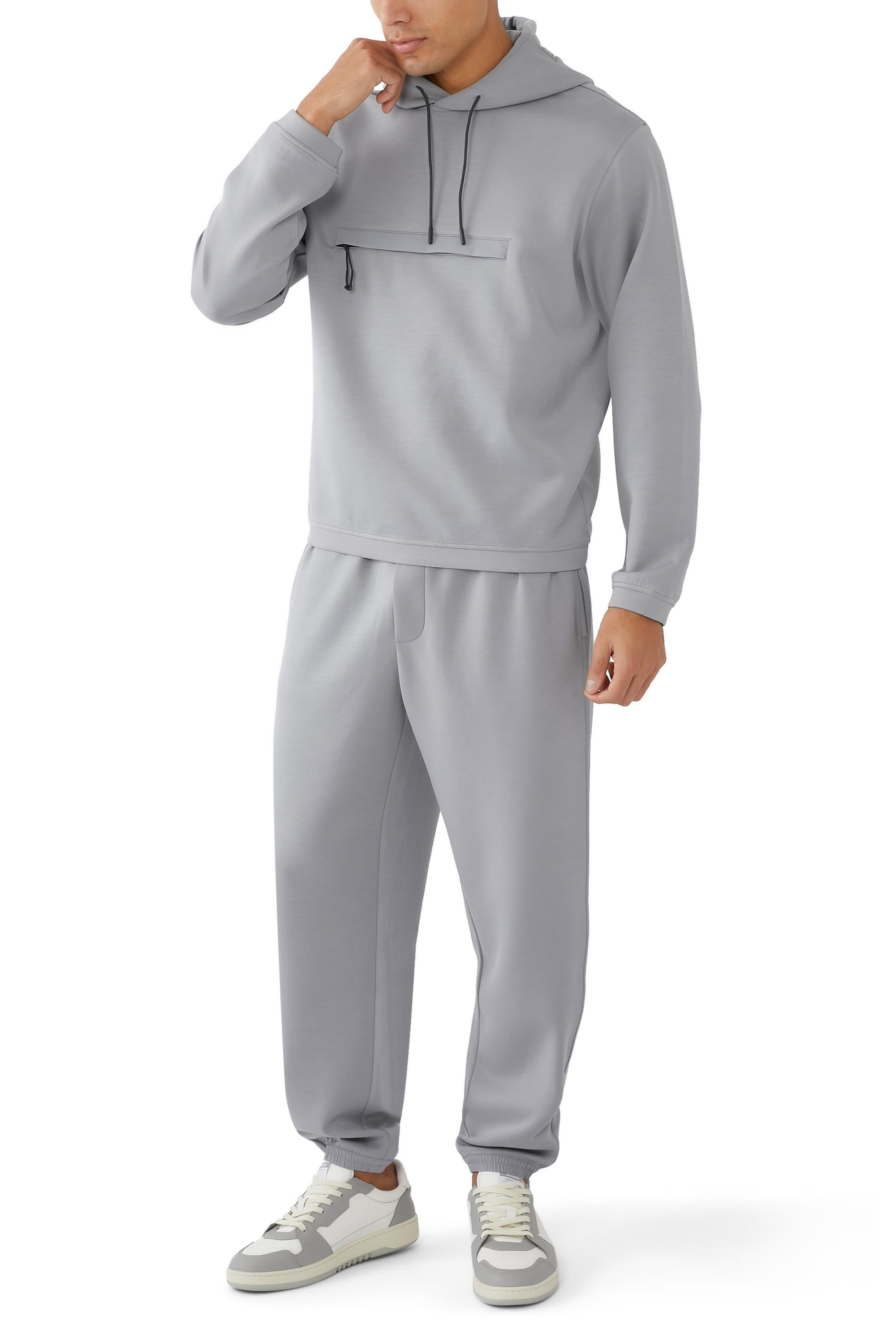 بنطال رياضي بتفاصيل شعار الماركة