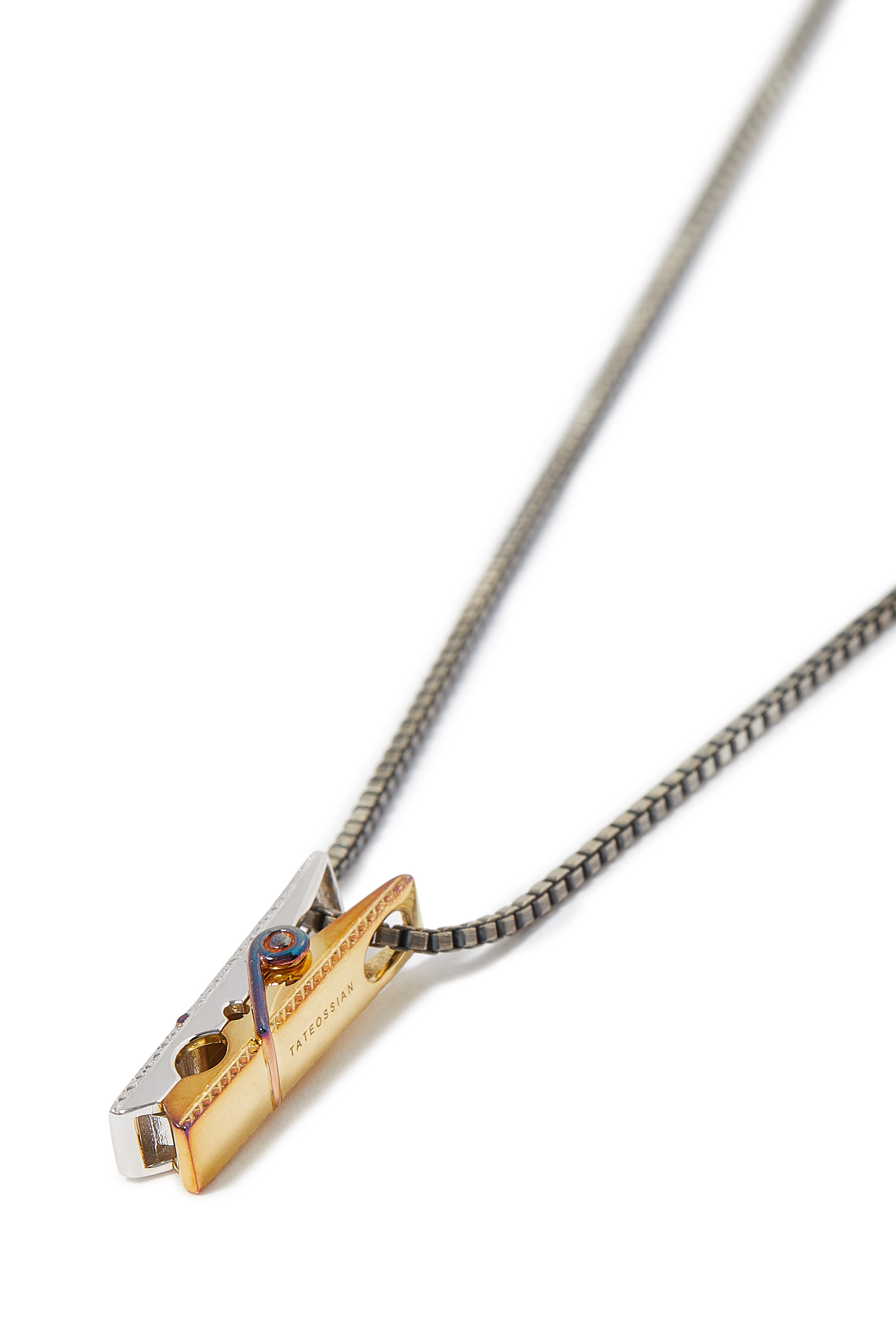 قلادة بدلاية محفورة بشعار الماركة، ذهب أصفر عيار 18