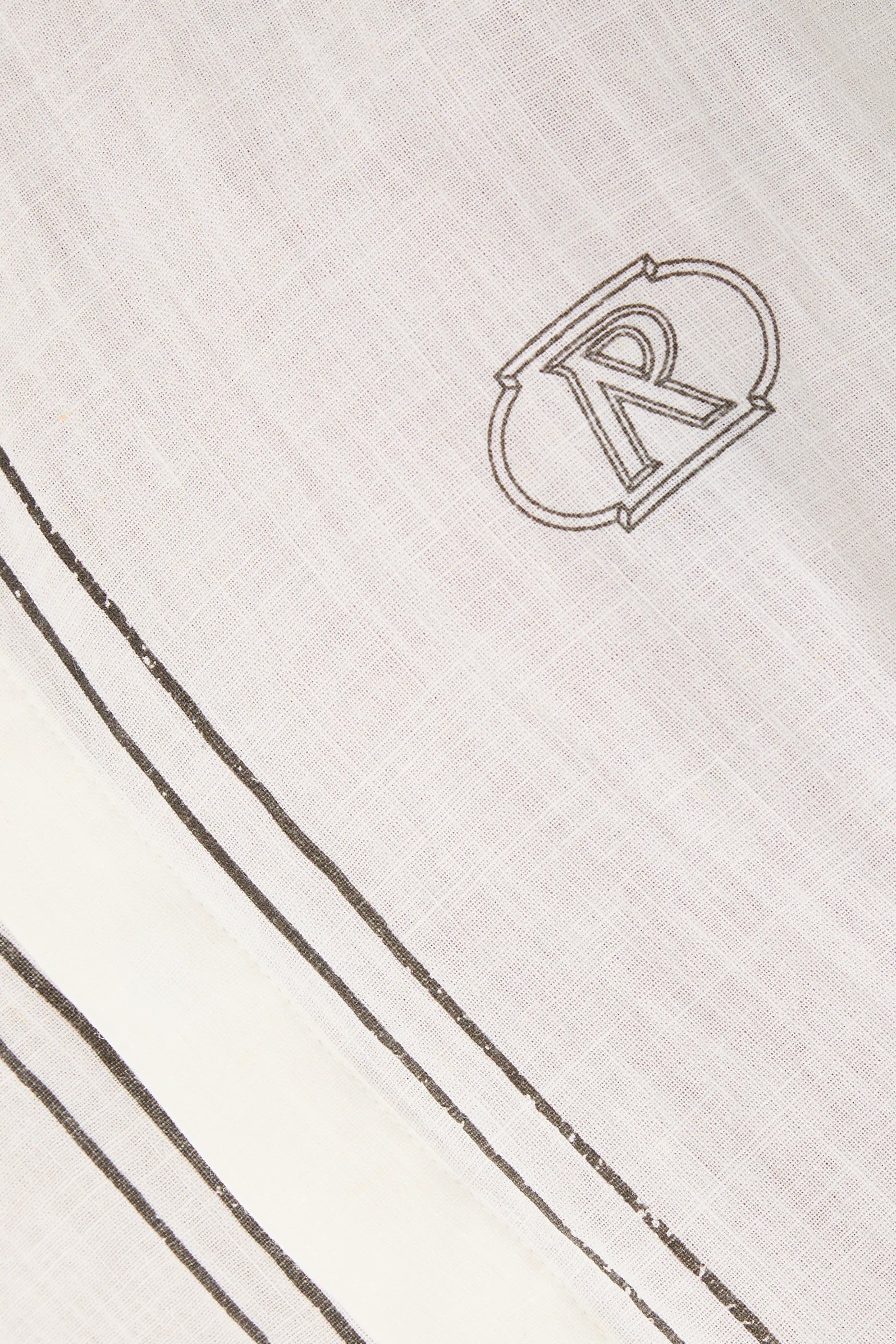 قميص بشعار الماركة وحواف بلون مغاير