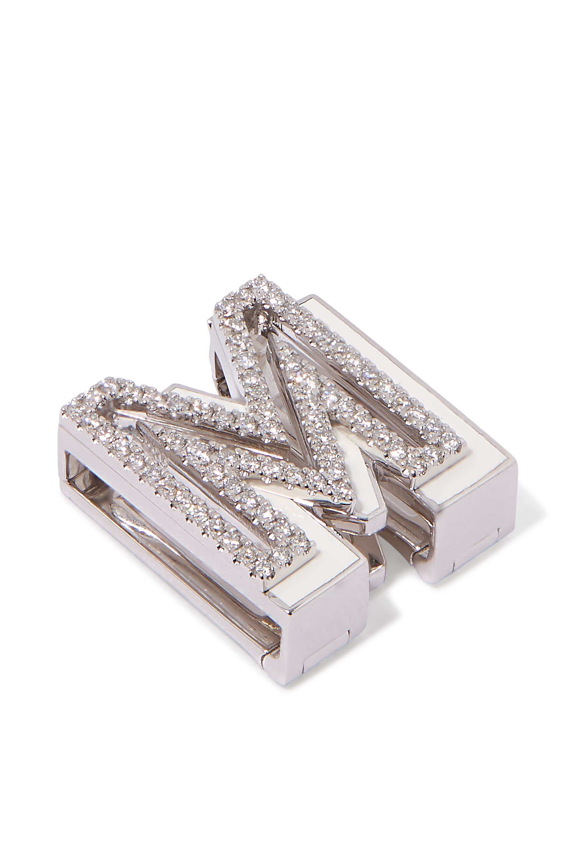 حلية بتصميم حرف M مرصعة بالماس ذهب أبيض عيار 18 ومينا