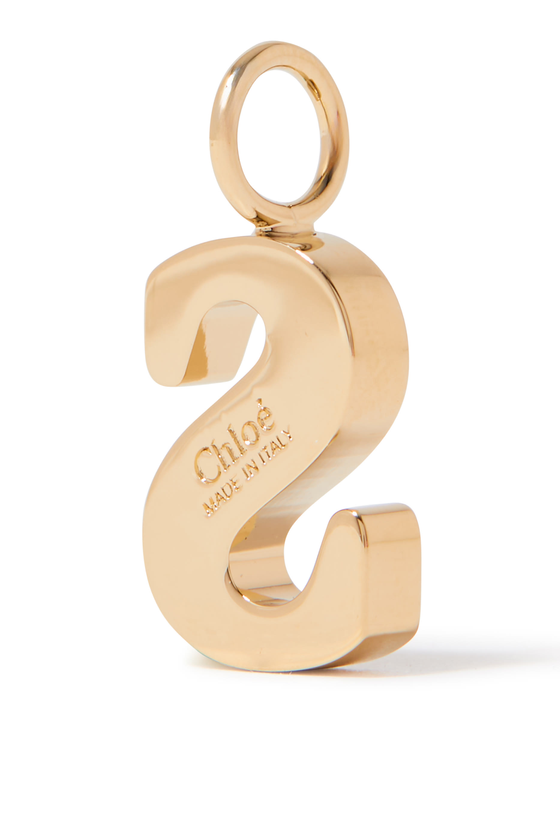 حلية بتصميم حرف S