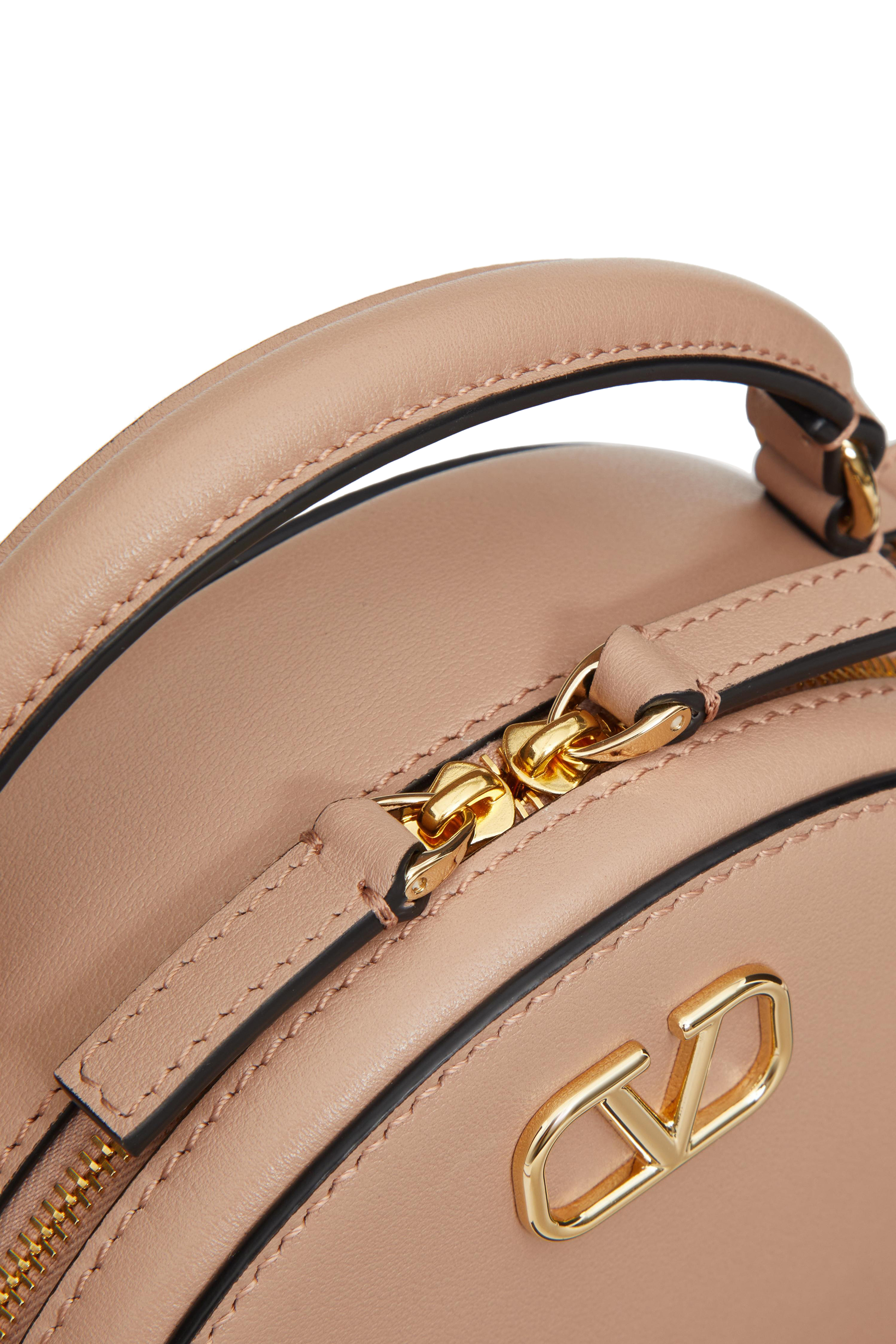 حقيبة صغيرة بشعار الماركة