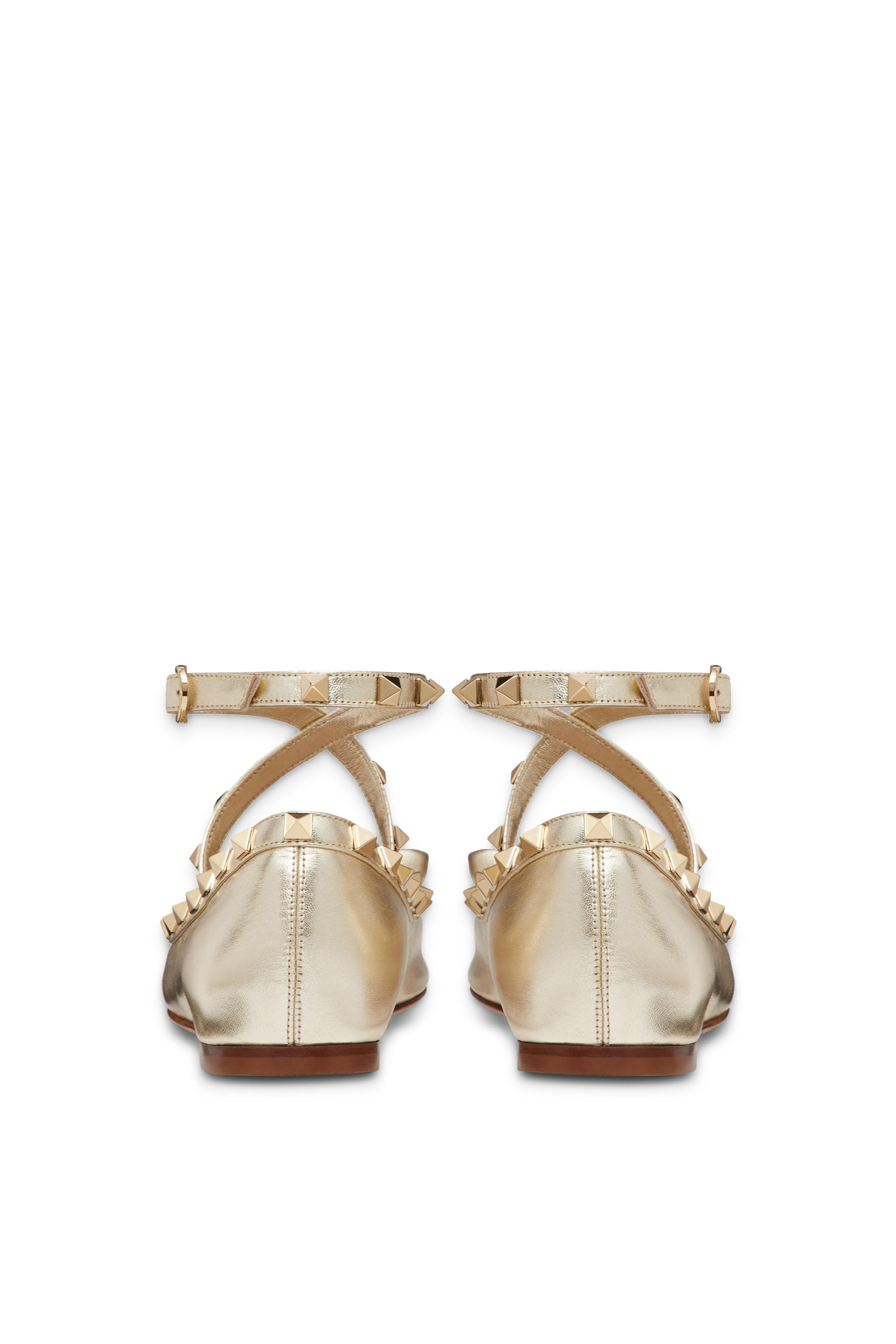 حذاء باليرينا مرصع بحلى هرمية بنعل مسطح