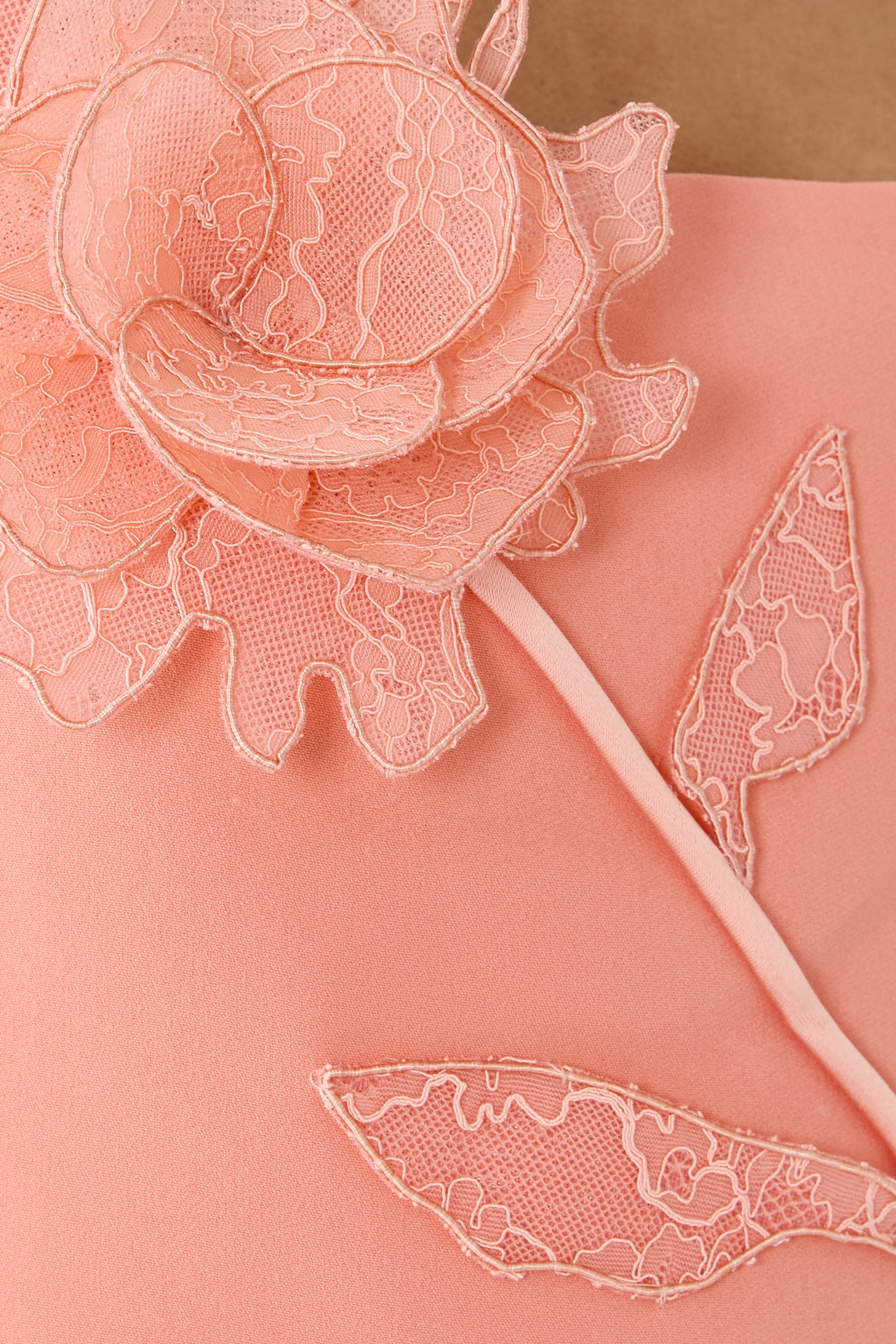 فستان سهرة مزين بزهرة دانتيل