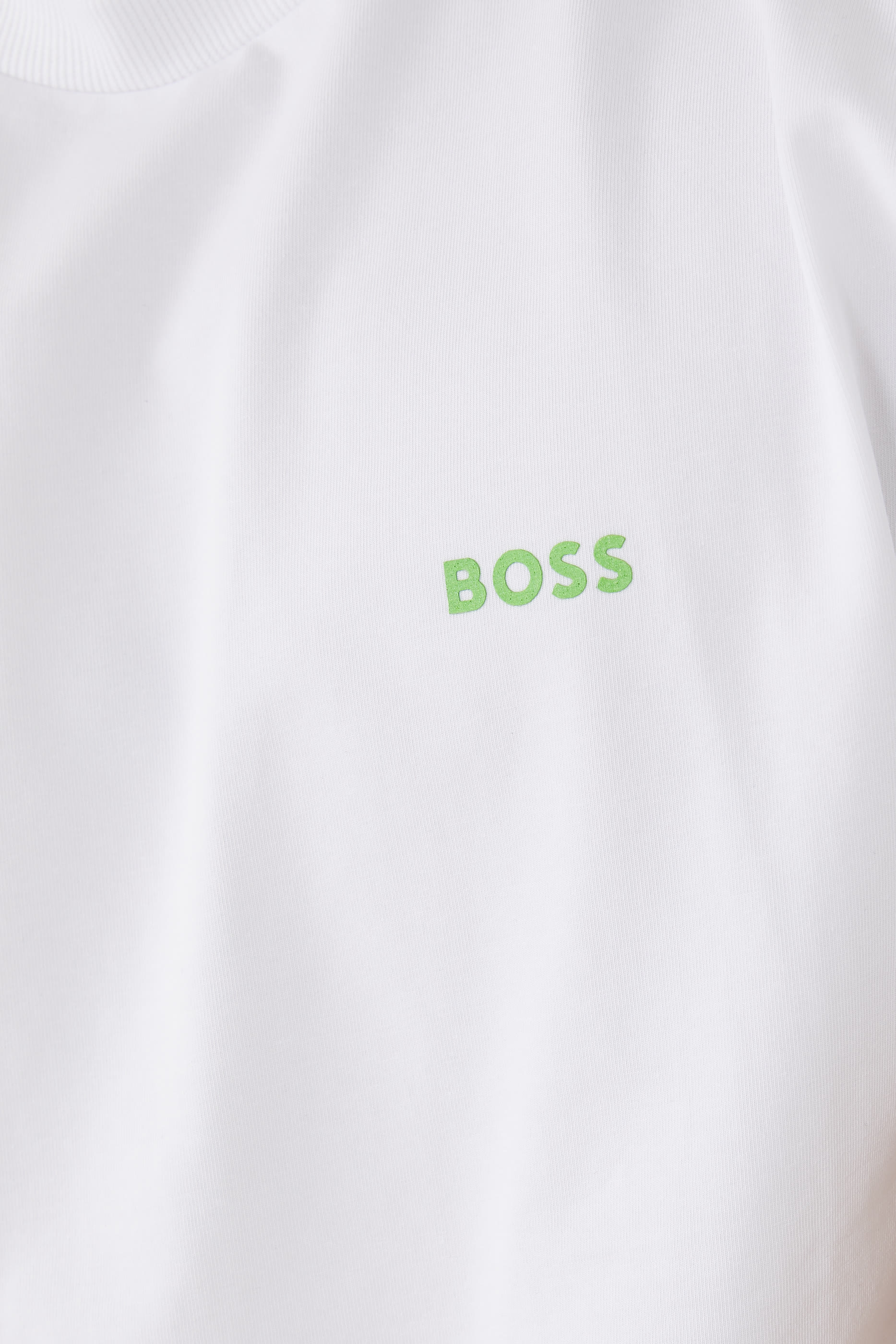 تيشيرت بطبعات شعار صغير