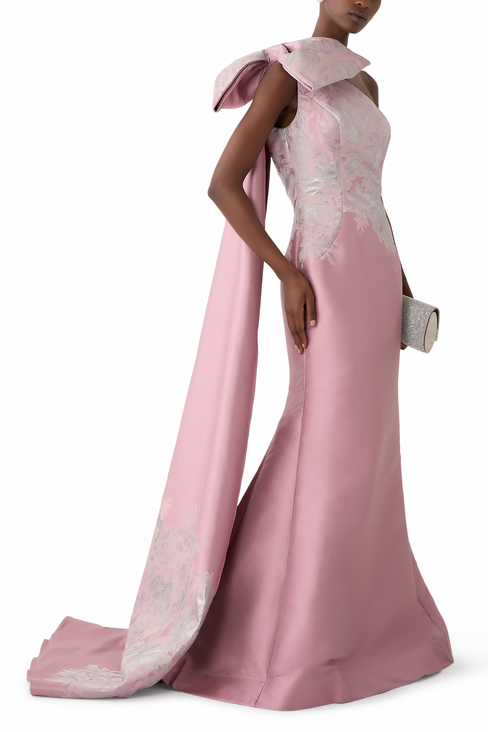 فستان سهرة بكتف واحد وفيونكة