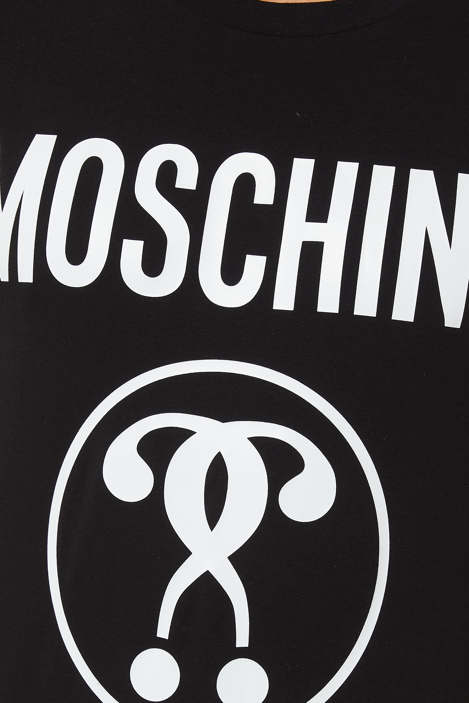 تي شيرت بقصة ضيقة بعلامتي الاستفهام وشعار الماركة