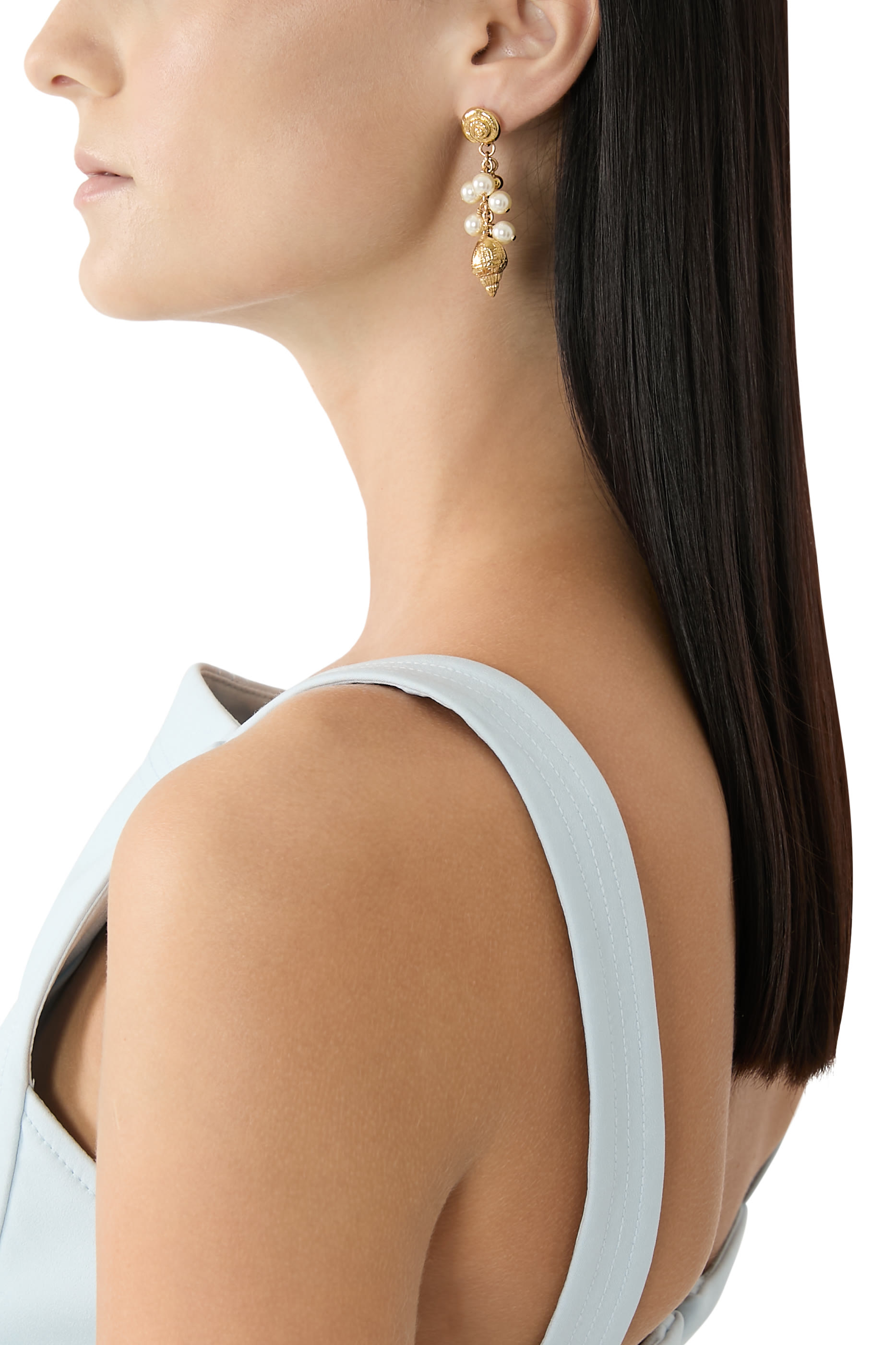 أقراط بتصميم صدفة