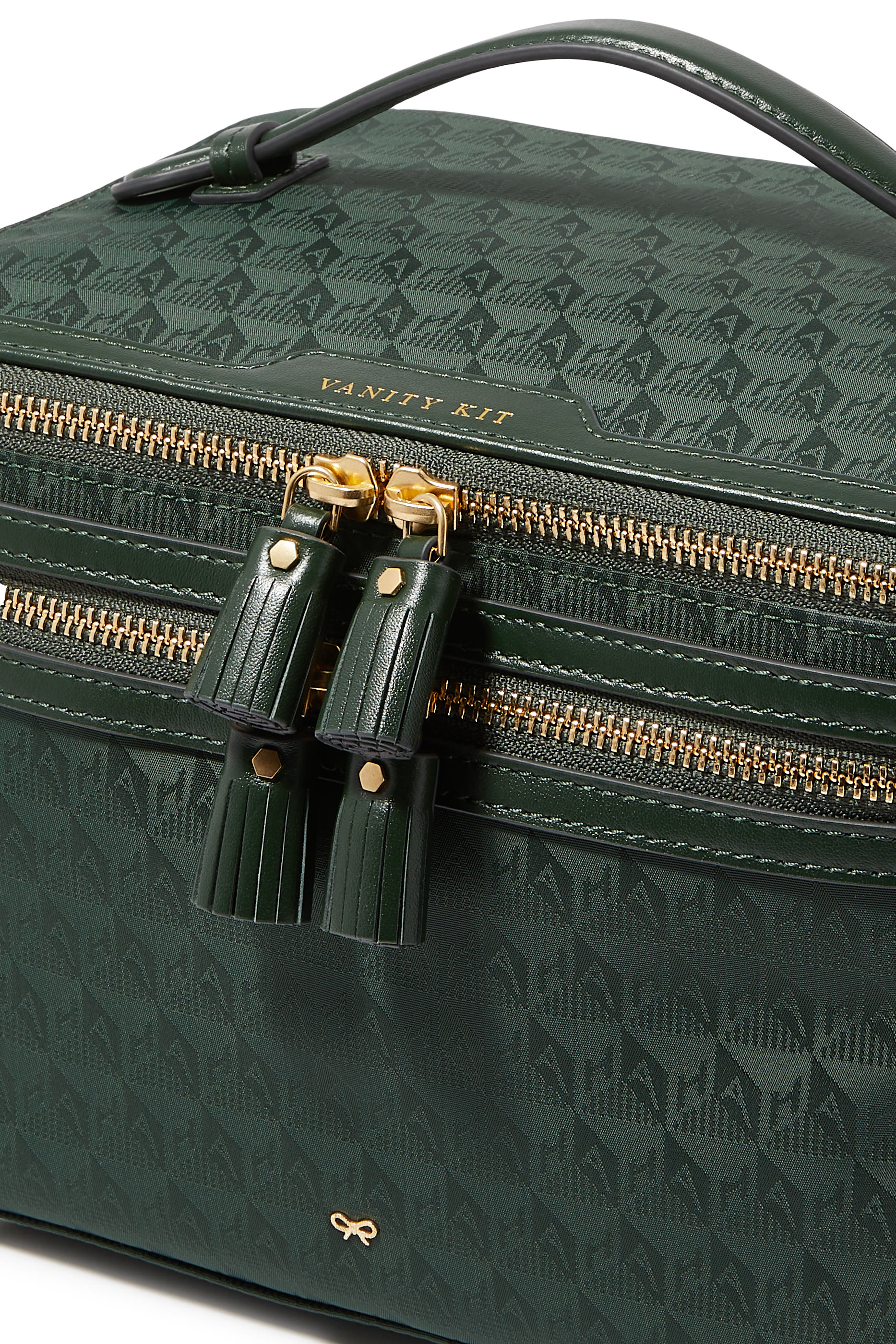 حقيبة بشعار الماركة لمجموعة مستحضرات التجميل